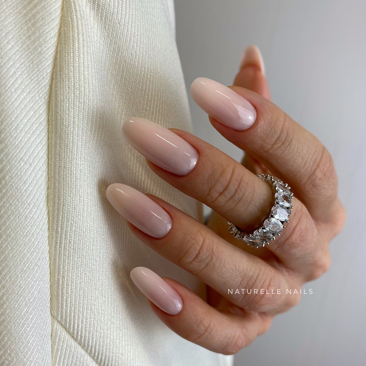 Спокойный маникюр на зиму 2026: универсальные тренды сезона