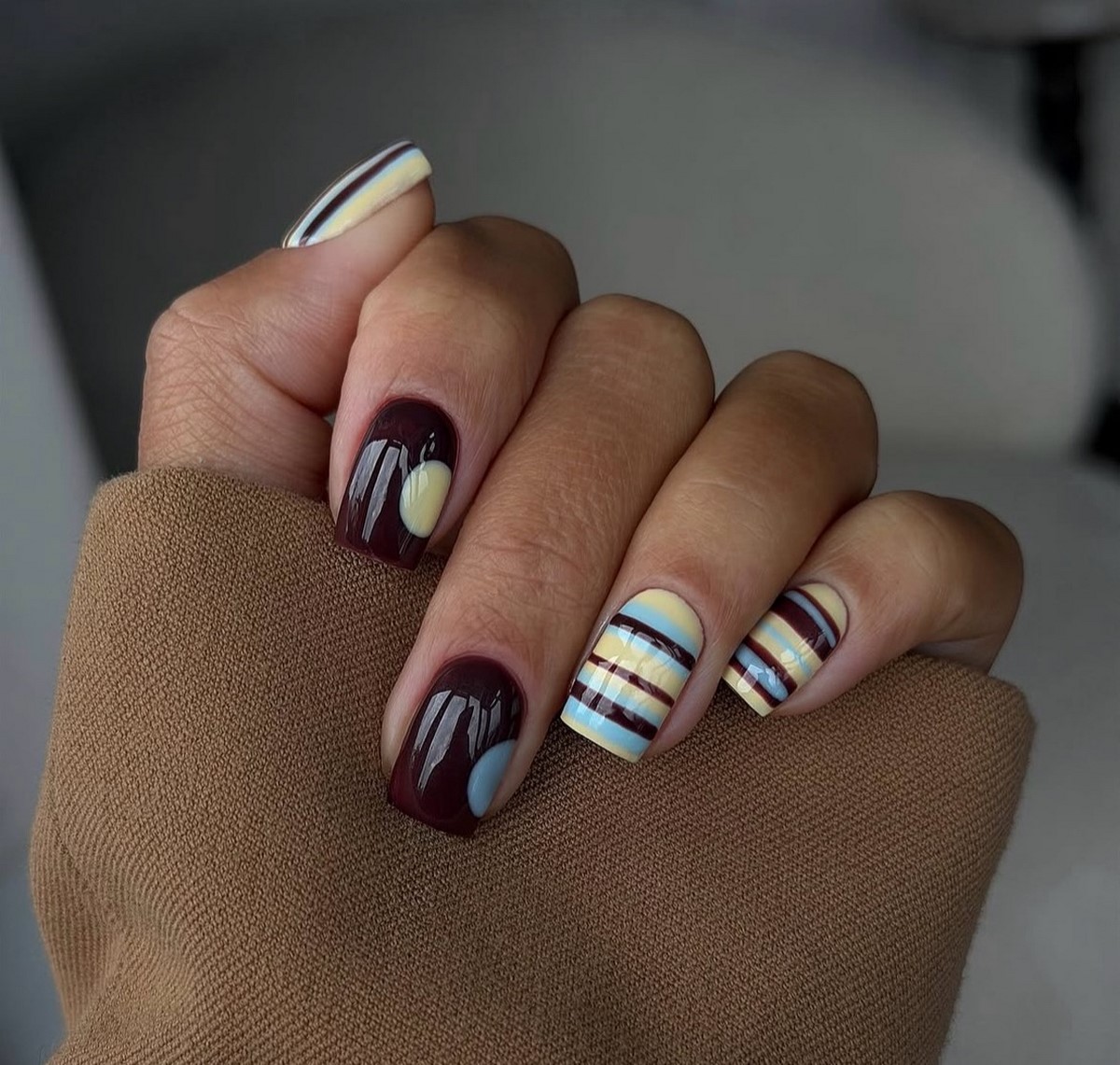 Модные темные ногти зимой 2026 — самые стильные идеи сезона
