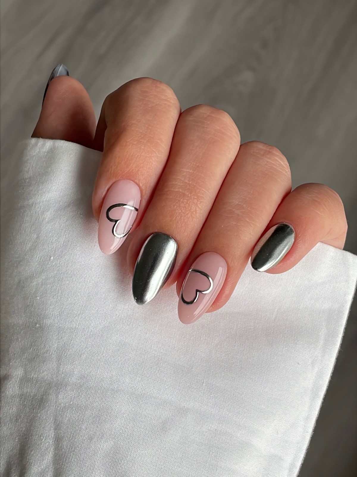 Маникюр с сердечками ко Дню Влюбленных в феврале 2026