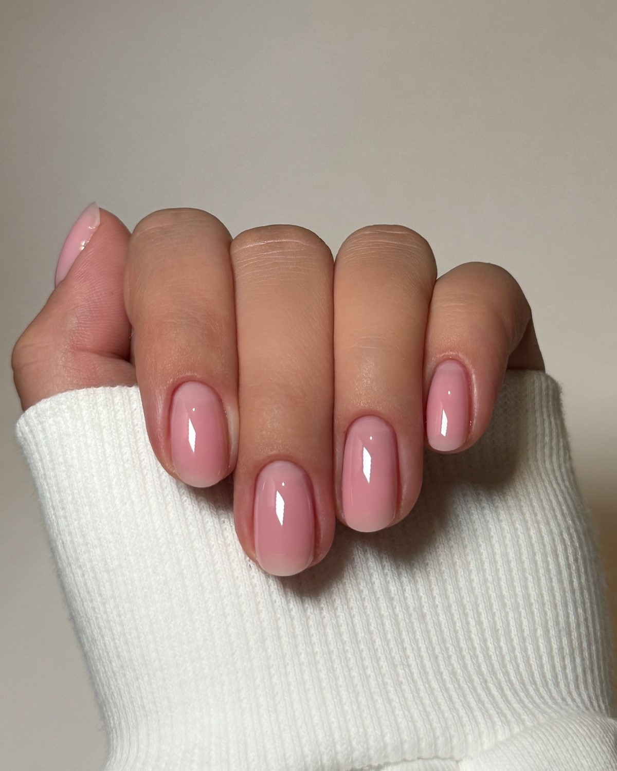 Спокойный маникюр на зиму 2026: универсальные тренды сезона