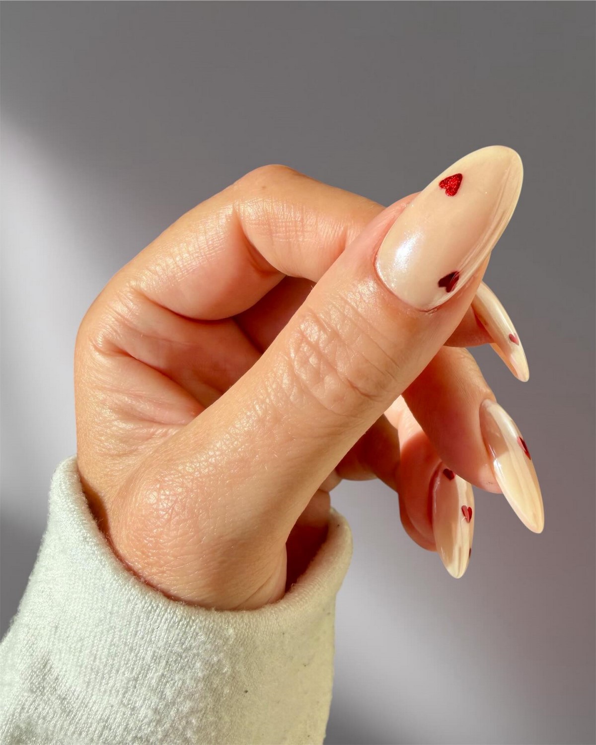 Зимний маникюр с деликатными акцентами на 2026 год