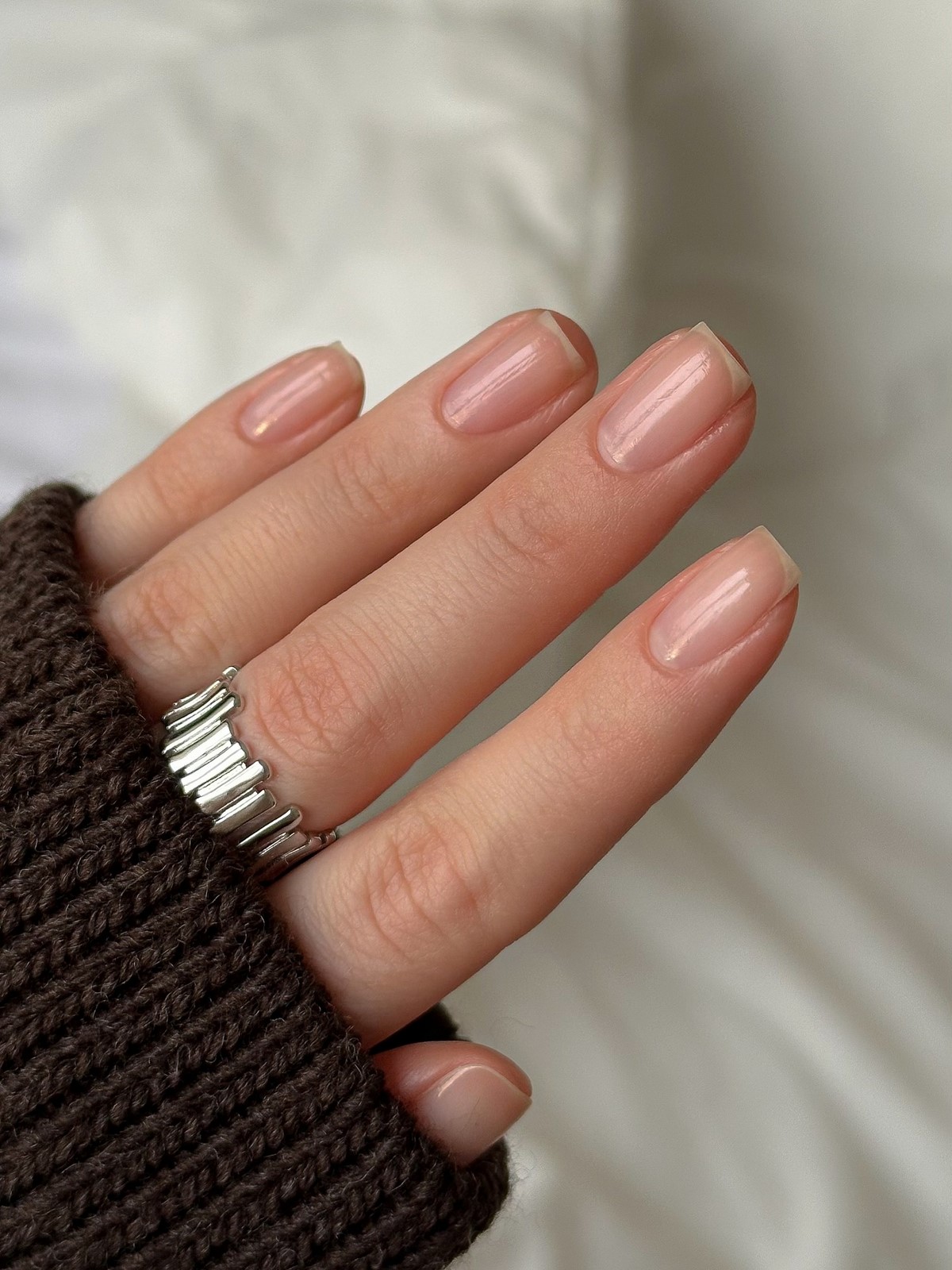 Маникюр без дизайна на короткие ногти для аккуратного образа