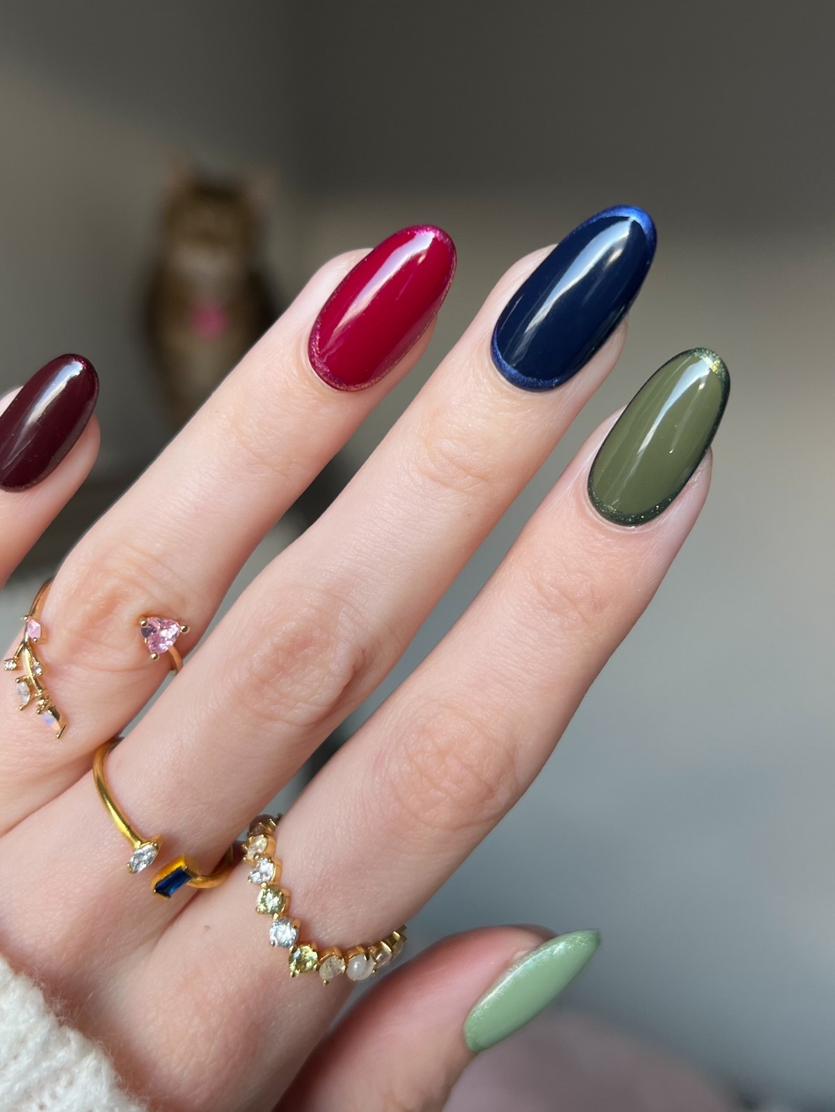 Модные темные ногти зимой 2026 — самые стильные идеи сезона