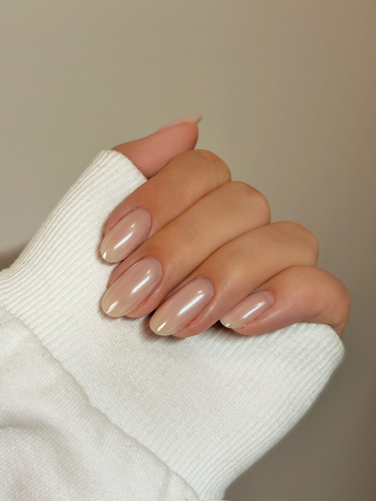 Нежное сияние на ногтях зимой 2026 – тренд, который смотрится дорого