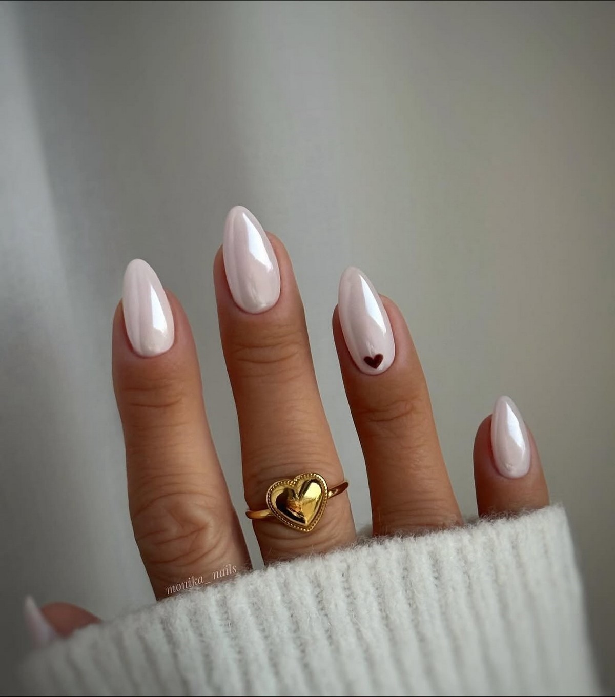 Маникюр с сердечками ко Дню Влюбленных в феврале 2026