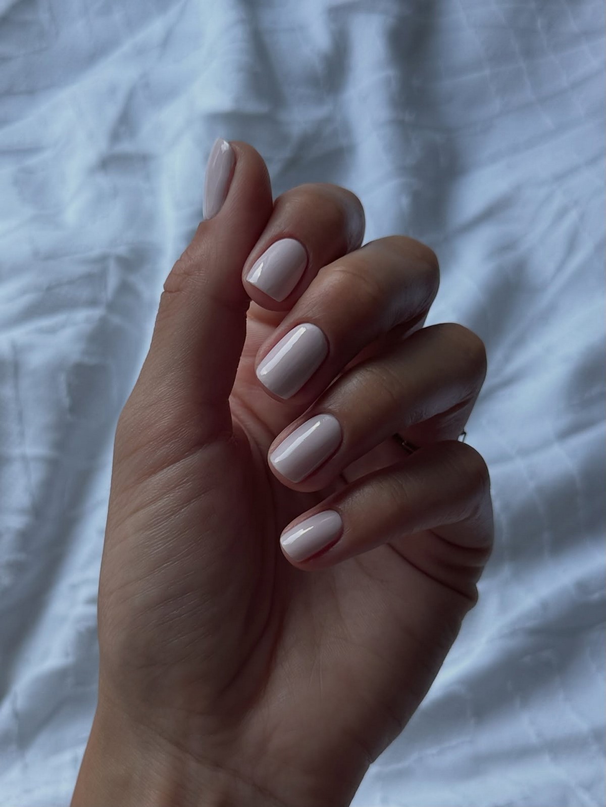 Маникюр без дизайна на короткие ногти для аккуратного образа