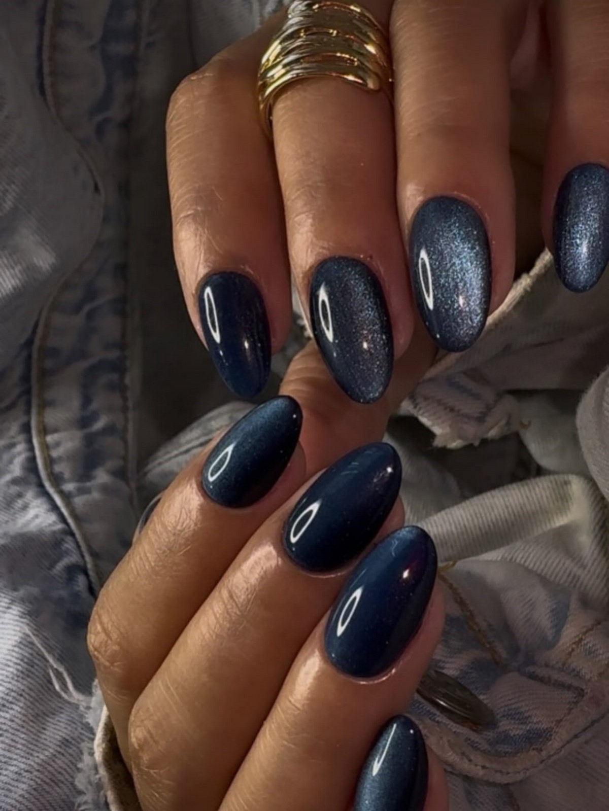 Модные темные ногти зимой 2026 — самые стильные идеи сезона