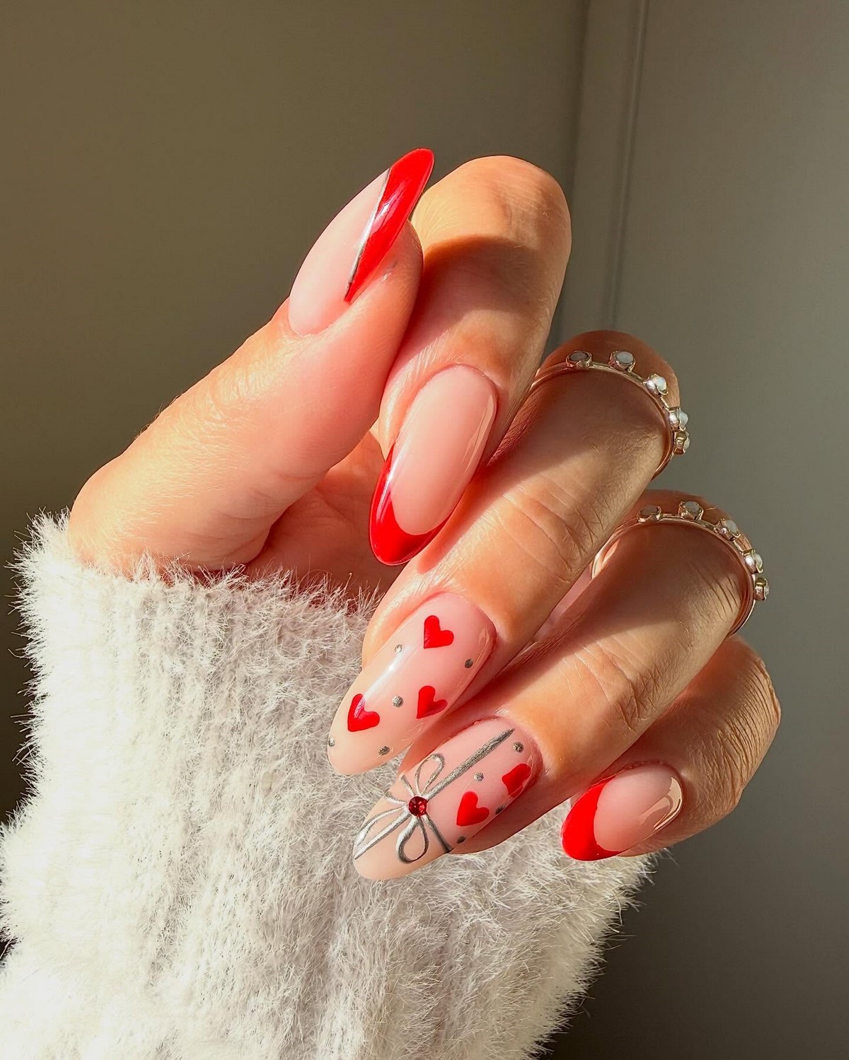 Маникюр с сердечками ко Дню Влюбленных в феврале 2026