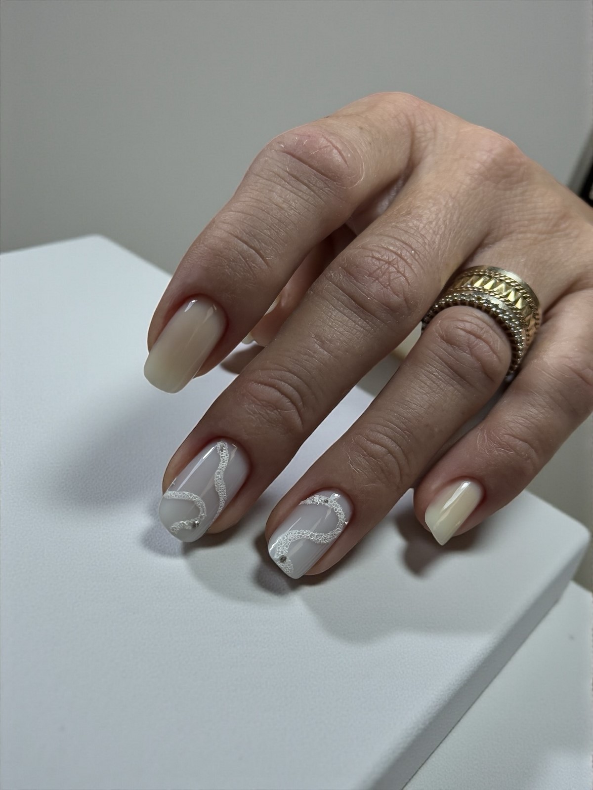 Зимний маникюр с деликатными акцентами на 2026 год