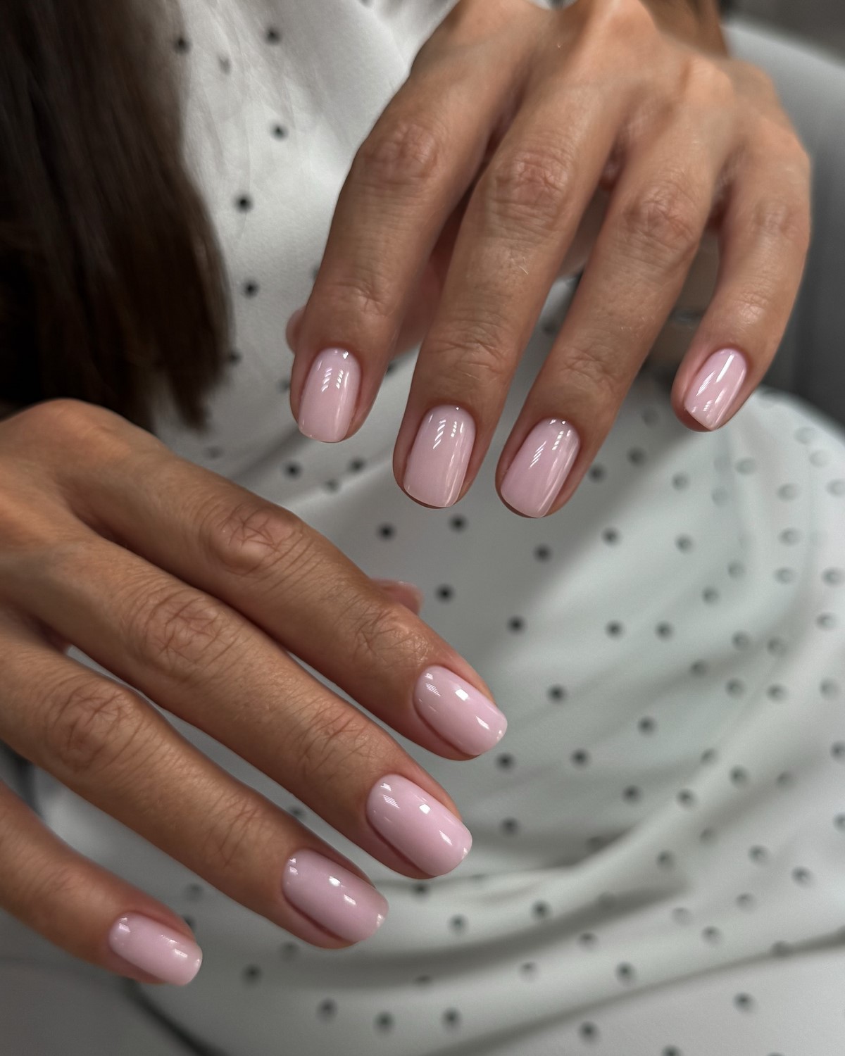 Маникюр без дизайна на короткие ногти для аккуратного образа