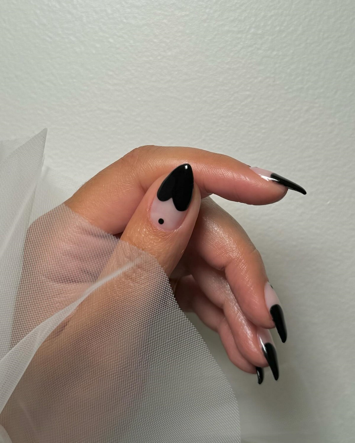 Маникюр с сердечками ко Дню Влюбленных в феврале 2026