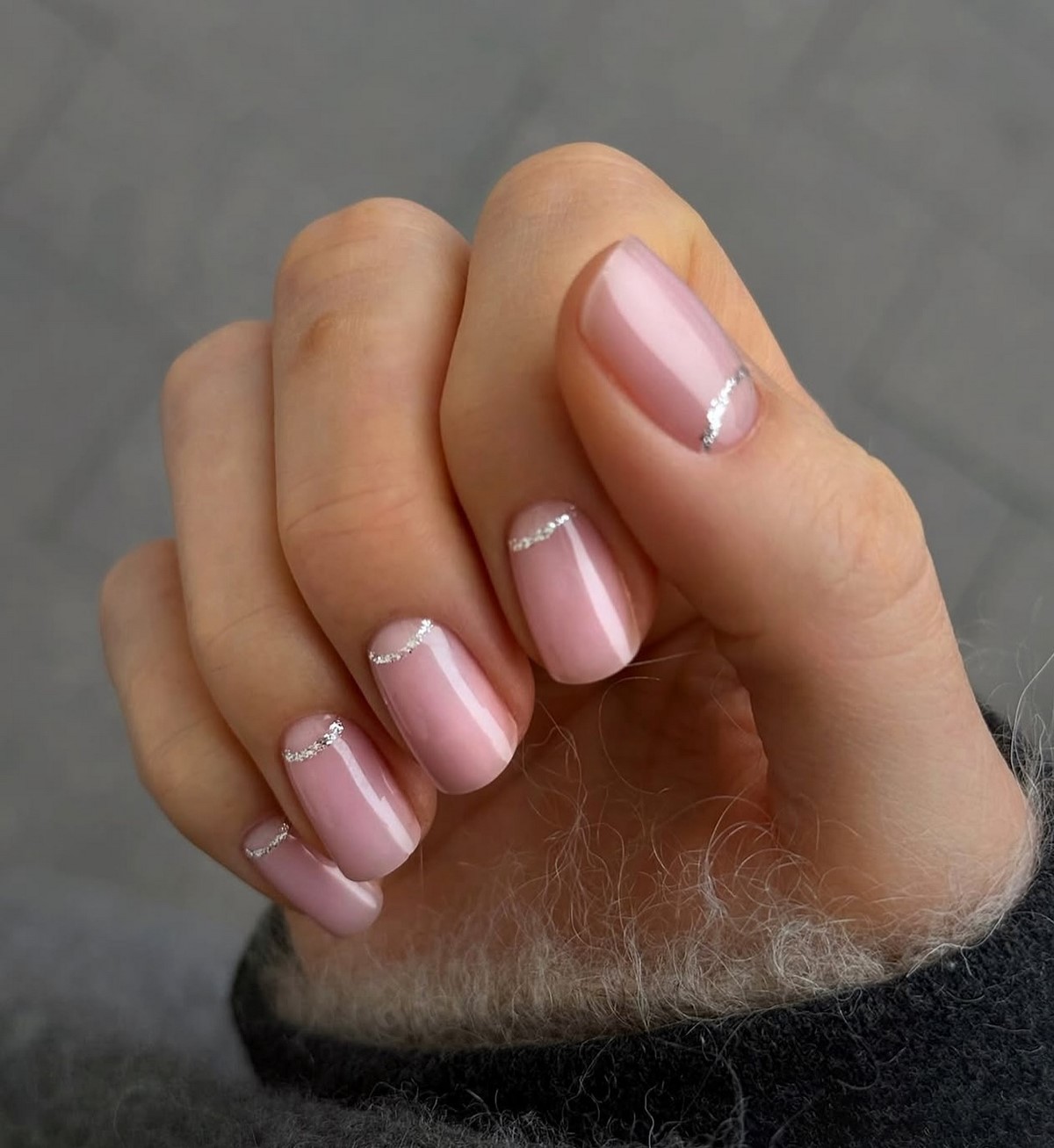 Зимний маникюр с деликатными акцентами на 2026 год