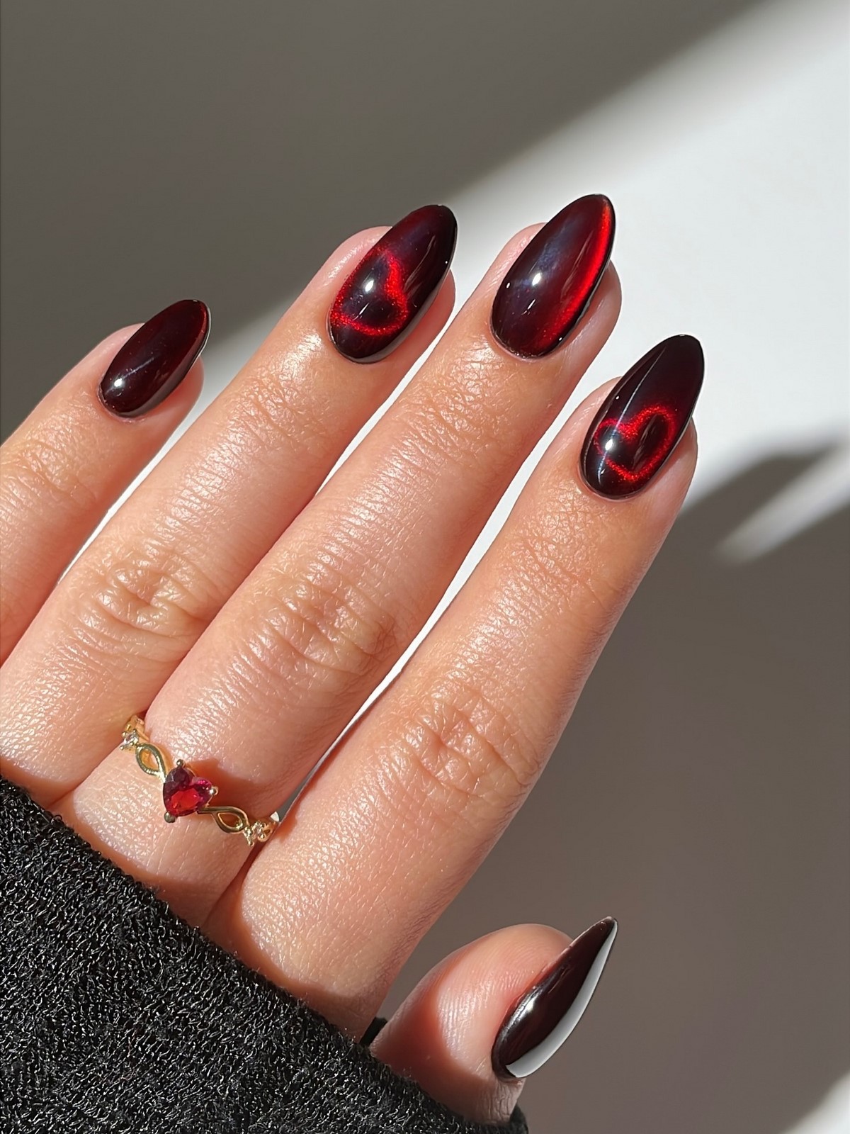 Модные темные ногти зимой 2026 — самые стильные идеи сезона