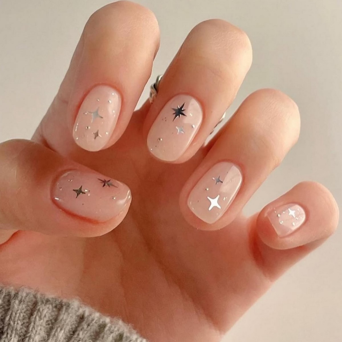 Зимний маникюр с деликатными акцентами на 2026 год