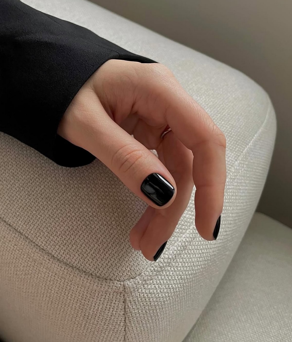 Маникюр без дизайна на короткие ногти для аккуратного образа