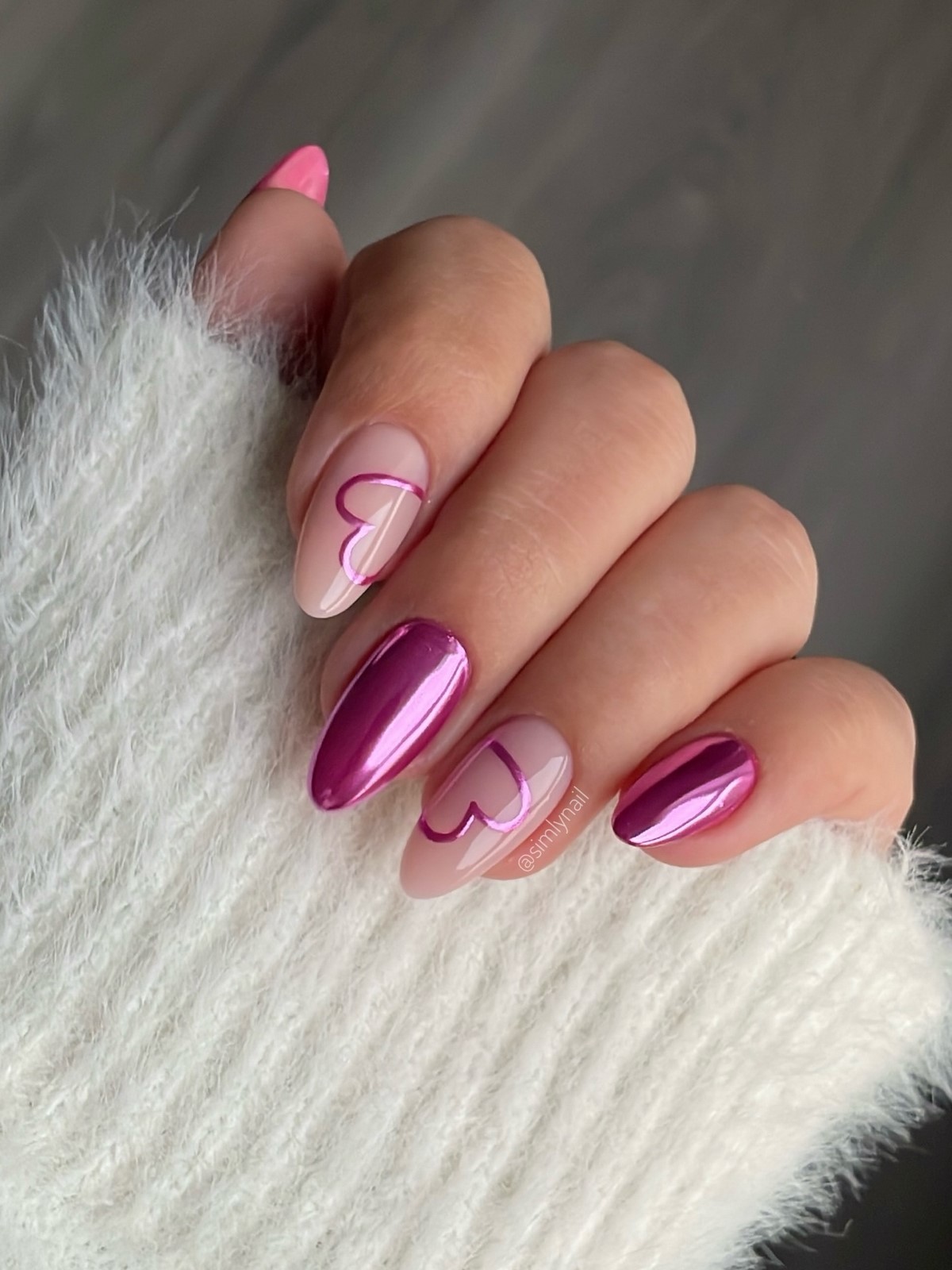 Маникюр с сердечками ко Дню Влюбленных в феврале 2026