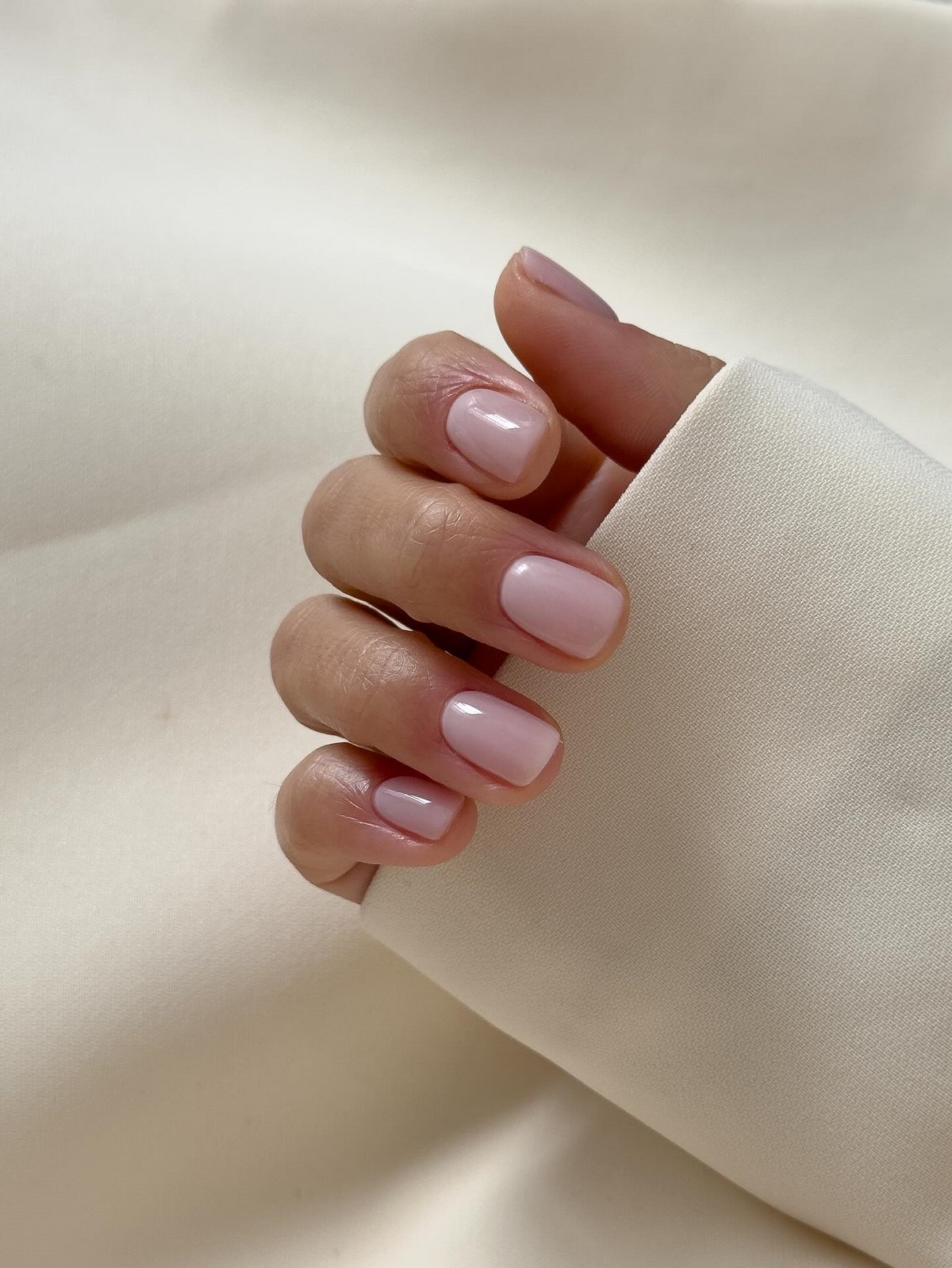 Маникюр без дизайна на короткие ногти для аккуратного образа