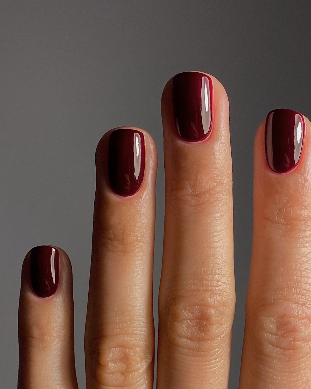 Маникюр без дизайна на короткие ногти для аккуратного образа