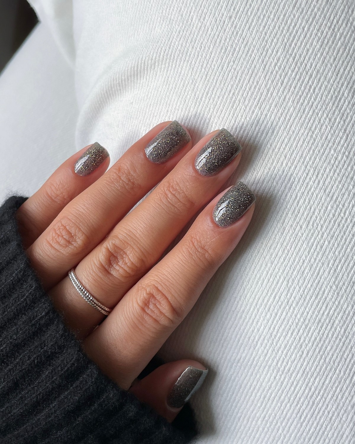 Маникюр без дизайна на короткие ногти для аккуратного образа