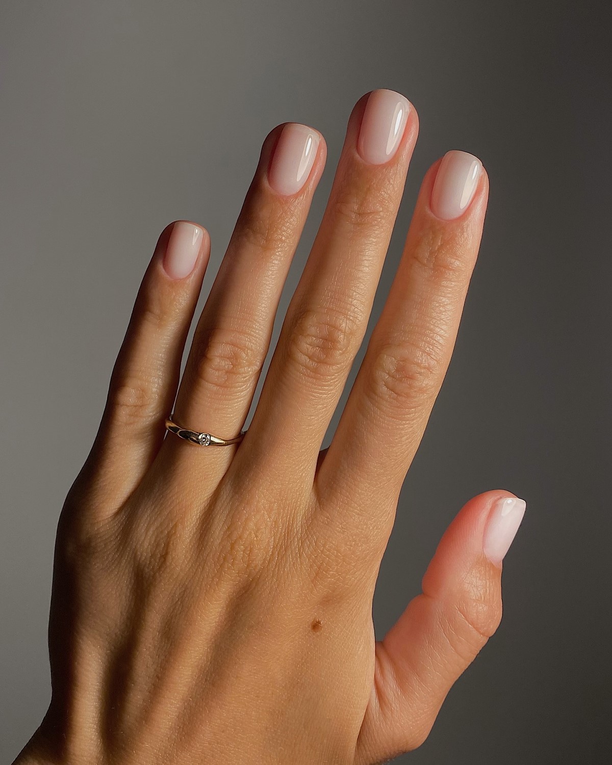 Маникюр без дизайна на короткие ногти для аккуратного образа