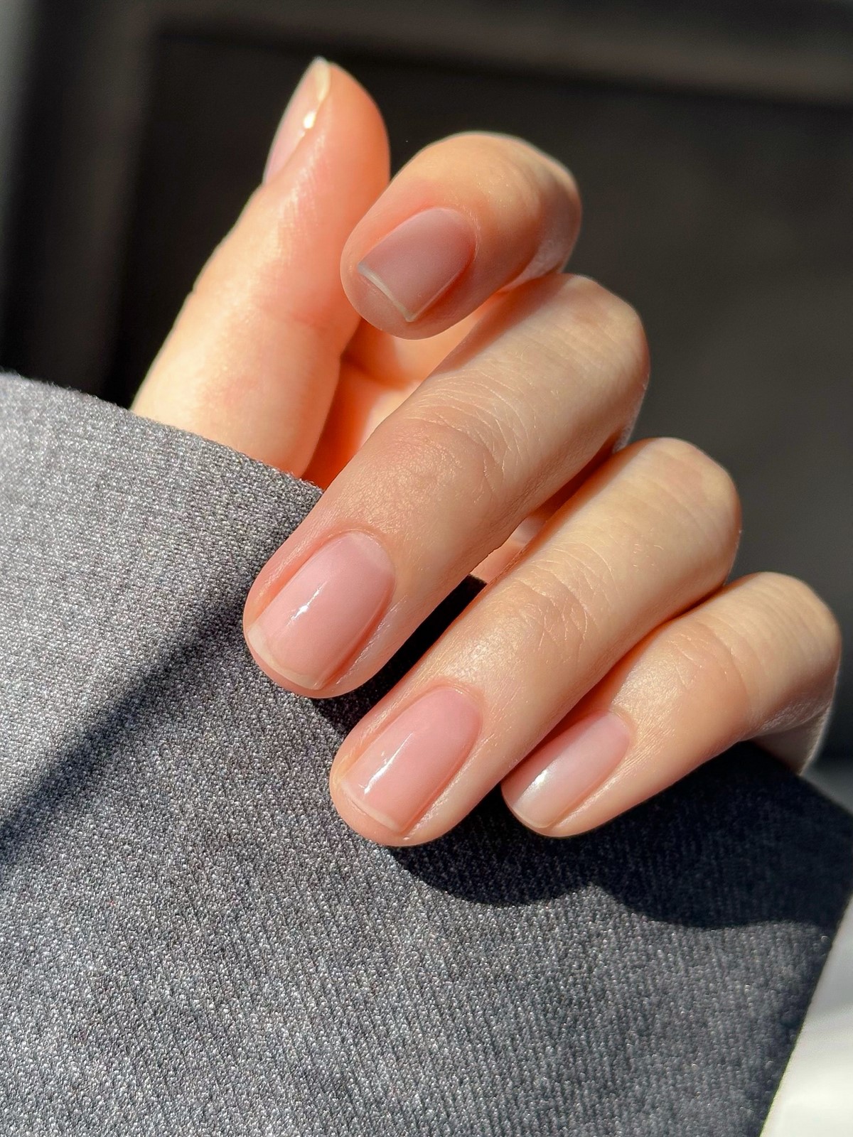 Маникюр без дизайна на короткие ногти для аккуратного образа