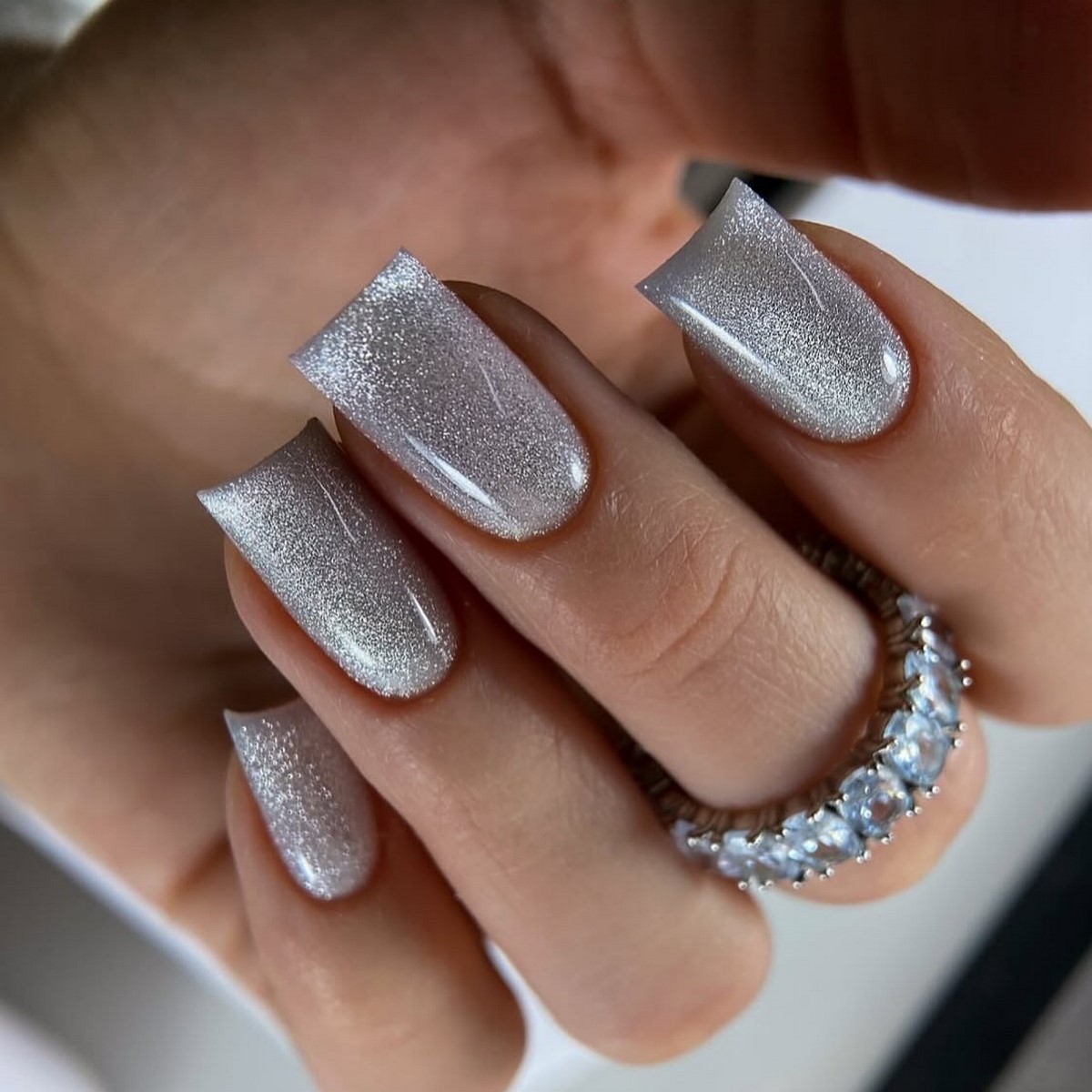 Кошачий глаз на зиму 2026: 5 идей для сияющих ногтей