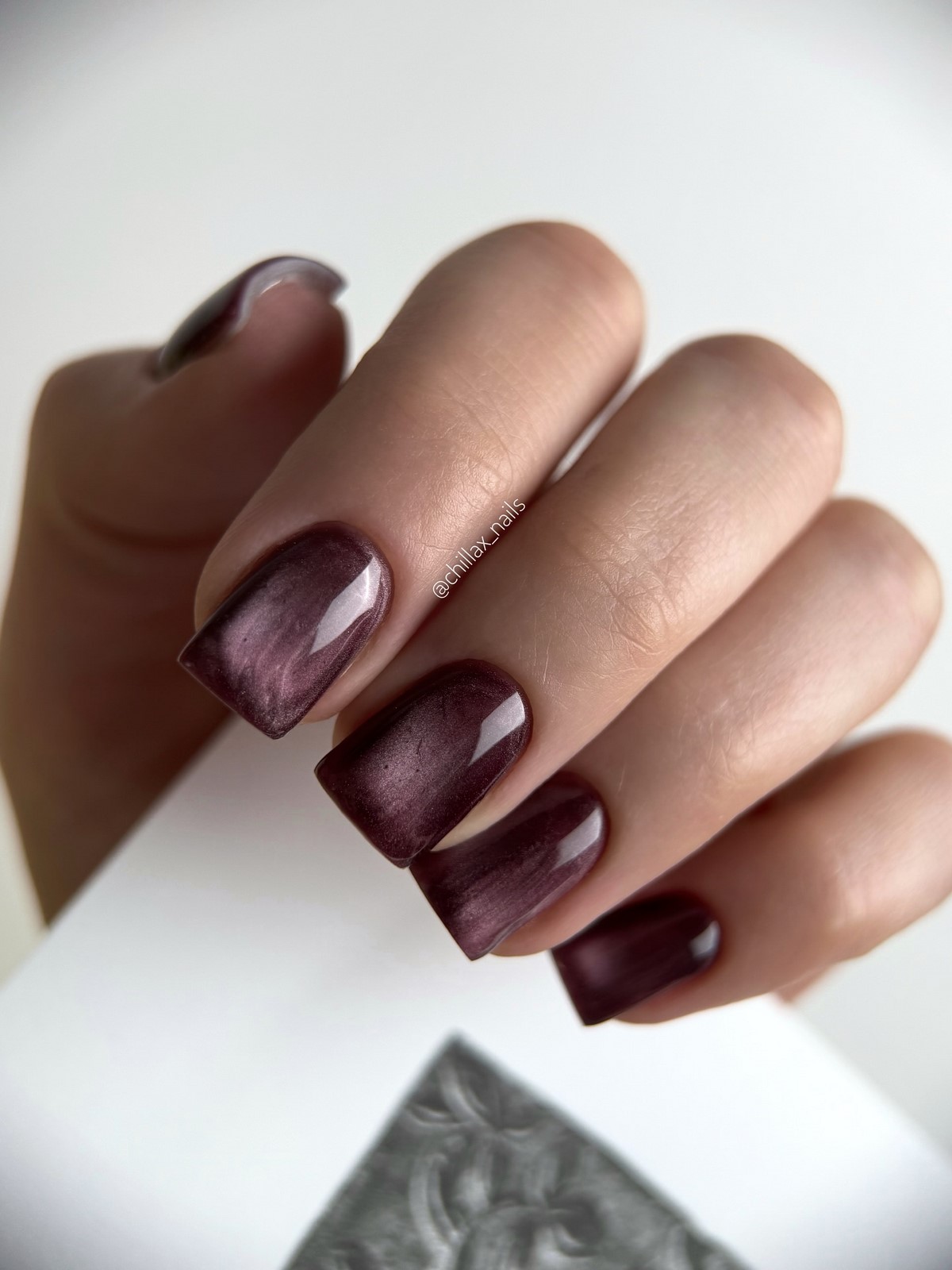 Модные темные ногти зимой 2026 — самые стильные идеи сезона