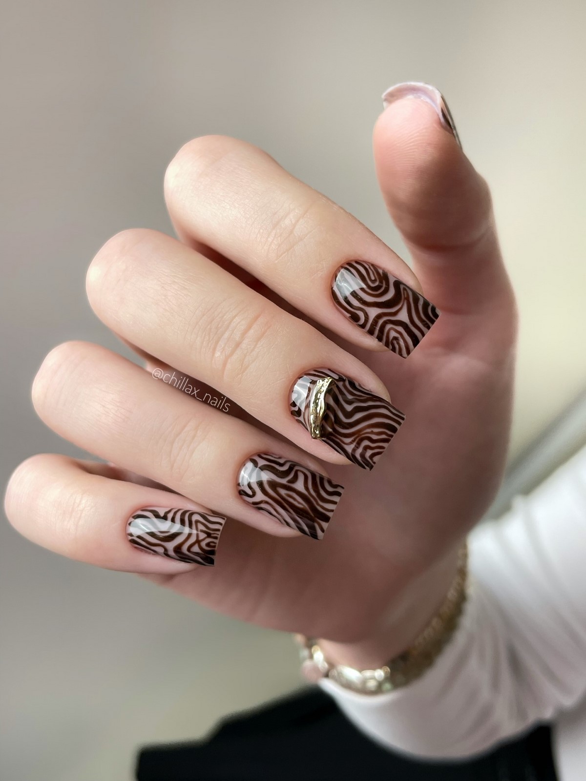 Модные темные ногти зимой 2026 — самые стильные идеи сезона