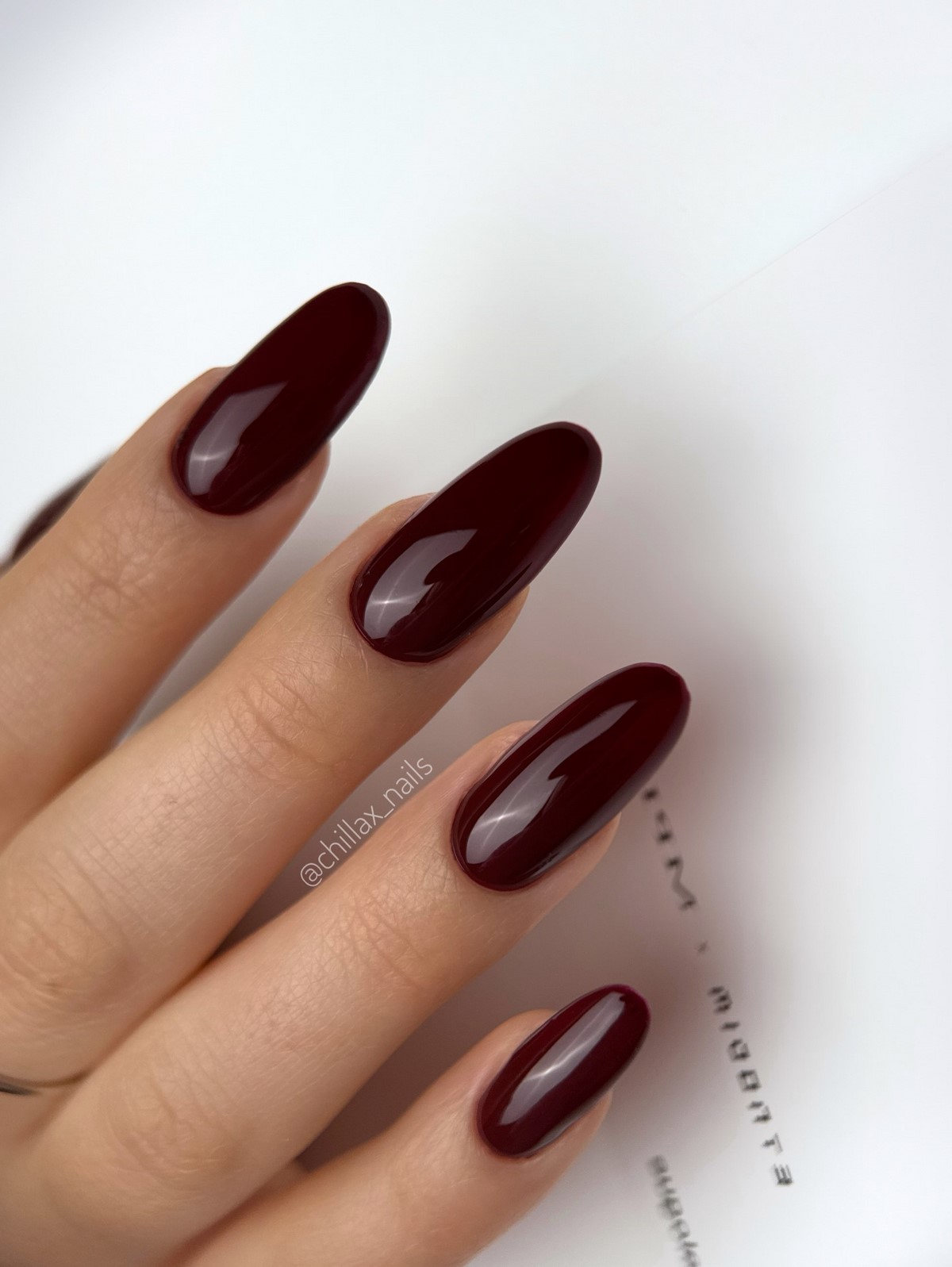 Модные темные ногти зимой 2026 — самые стильные идеи сезона