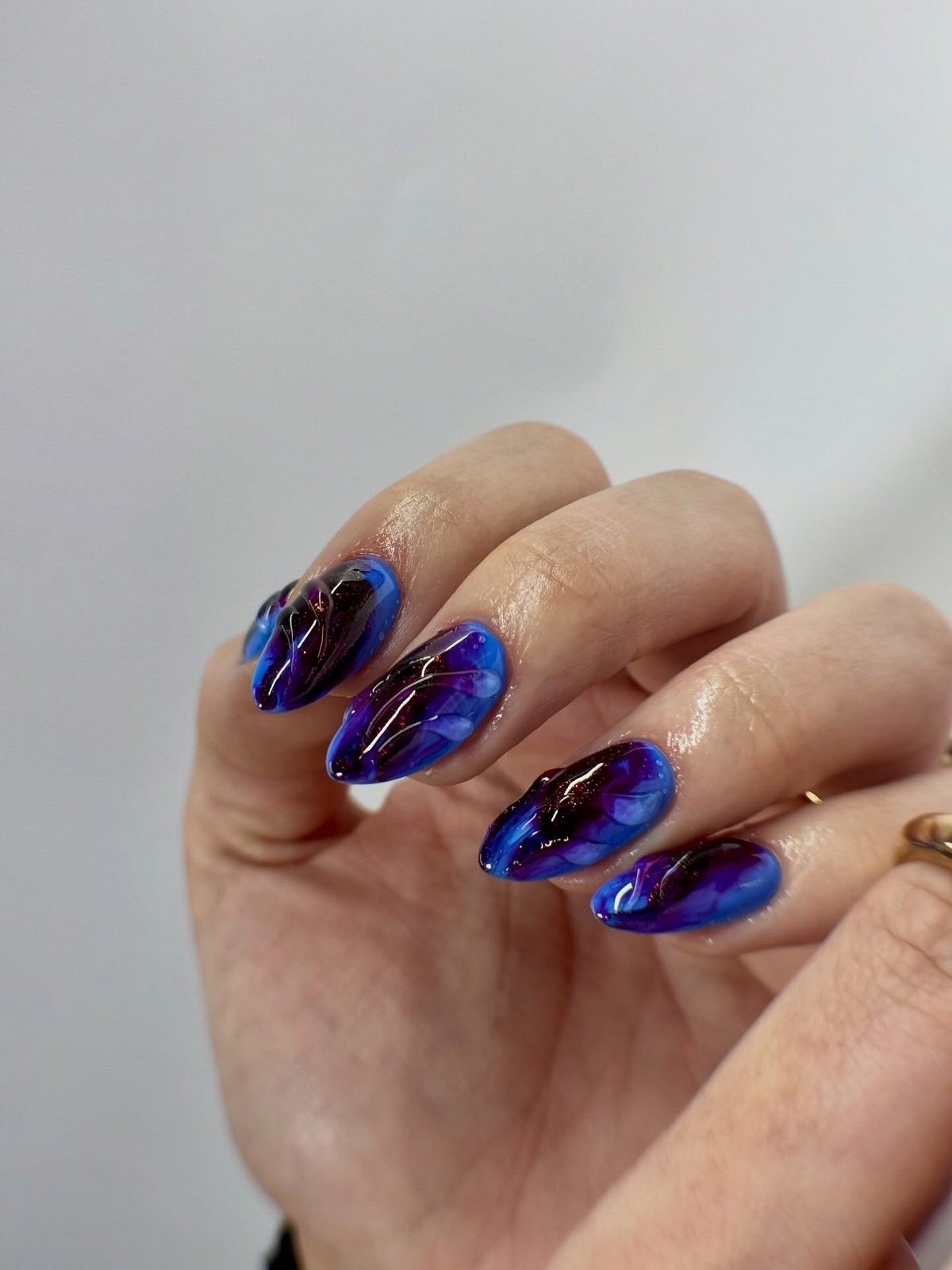 Модные темные ногти зимой 2026 — самые стильные идеи сезона