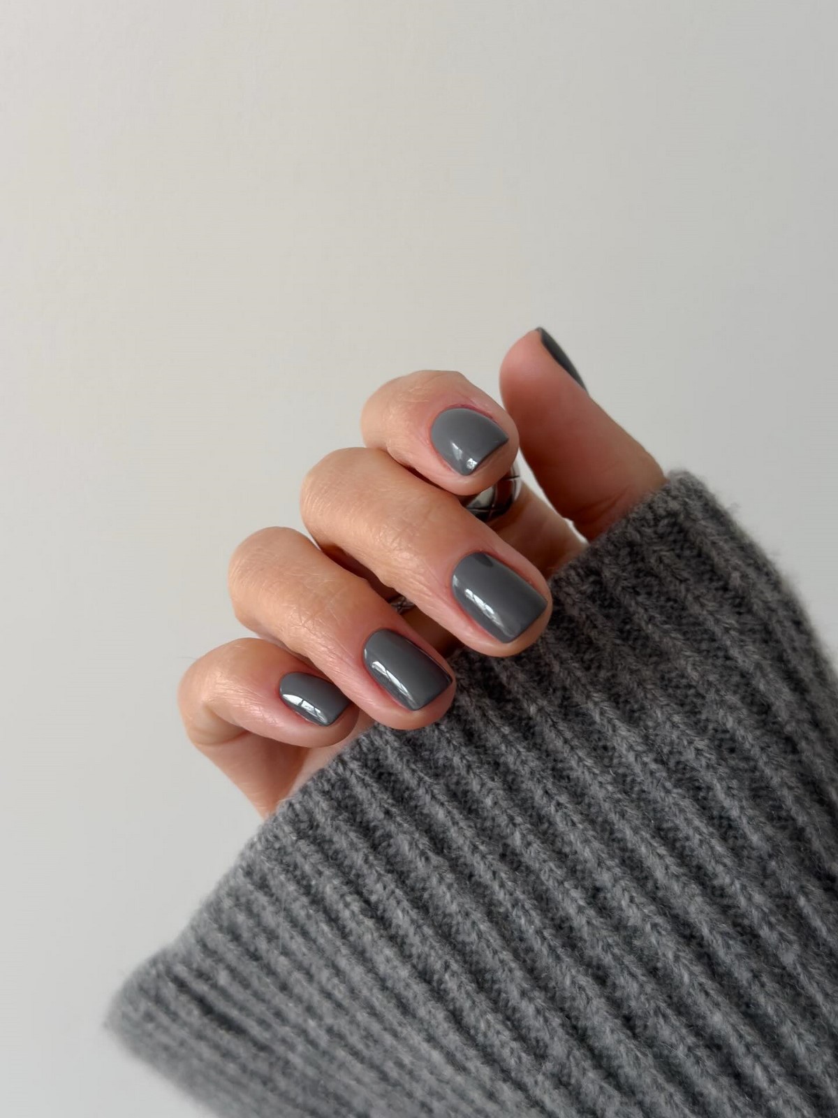 Модные темные ногти зимой 2026 — самые стильные идеи сезона