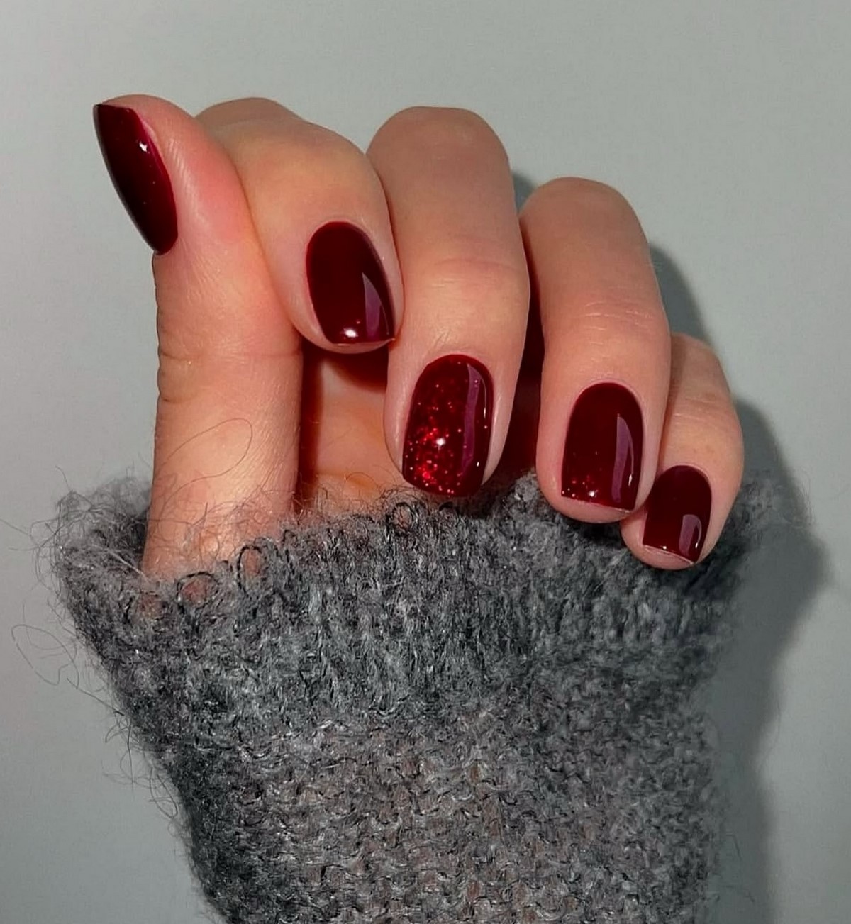 Модные темные ногти зимой 2026 — самые стильные идеи сезона