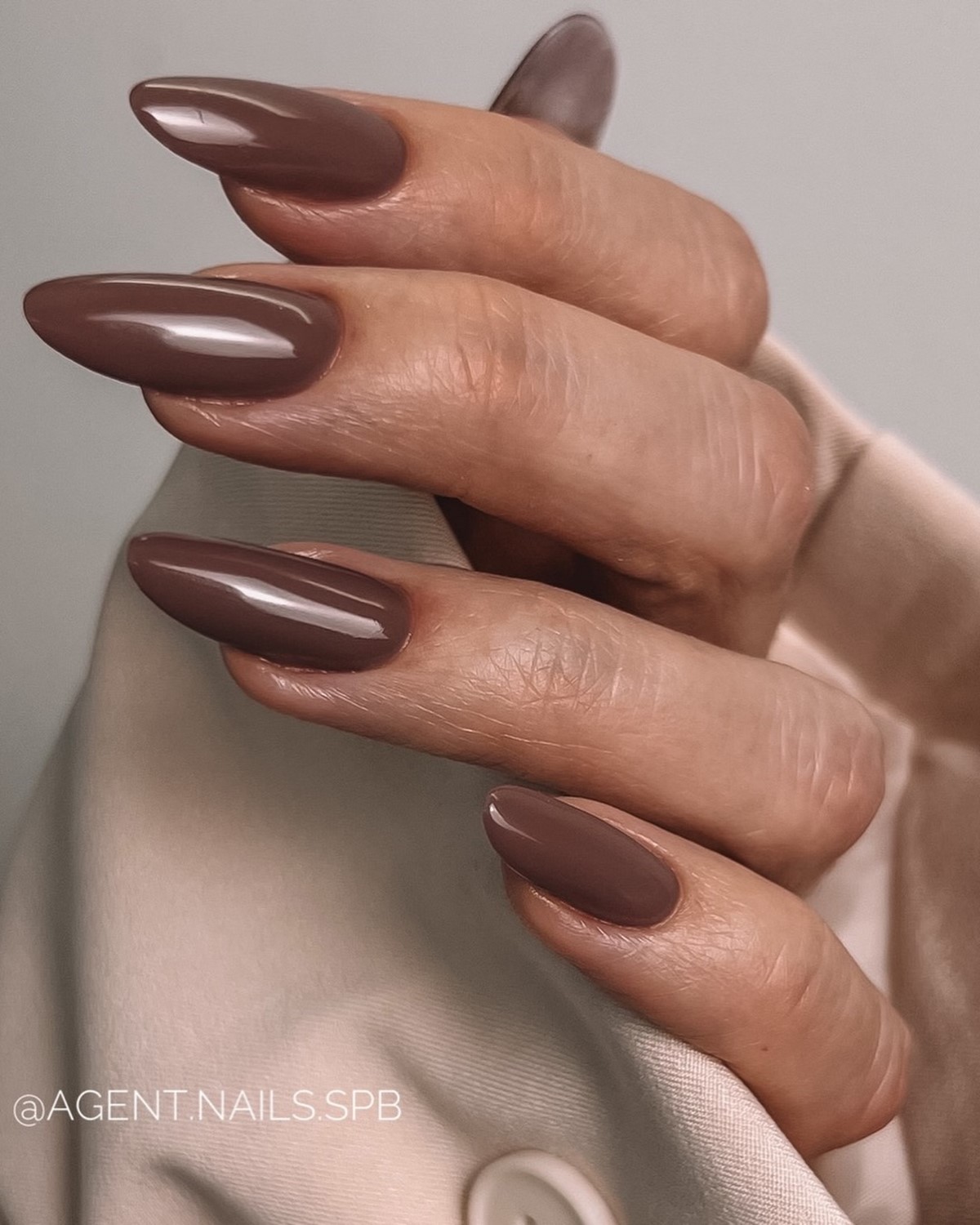 Модные темные ногти зимой 2026 — самые стильные идеи сезона