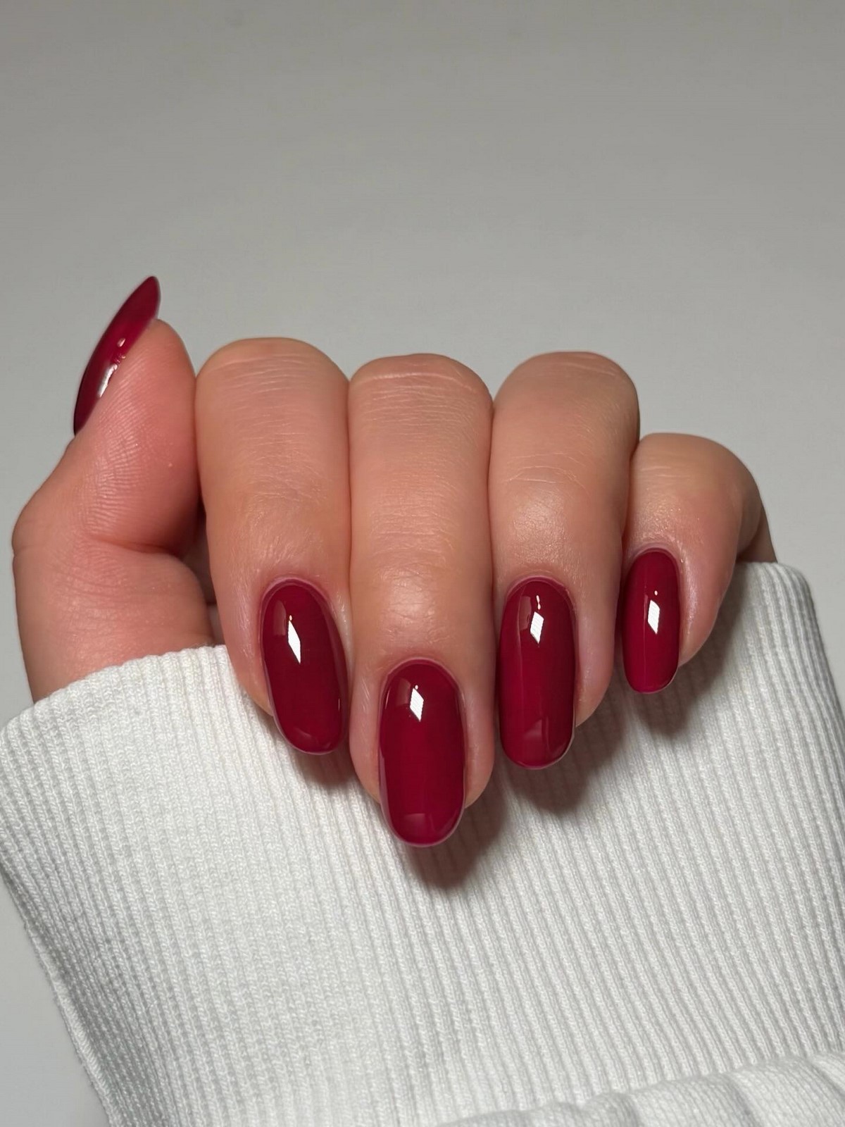 Модные темные ногти зимой 2026 — самые стильные идеи сезона