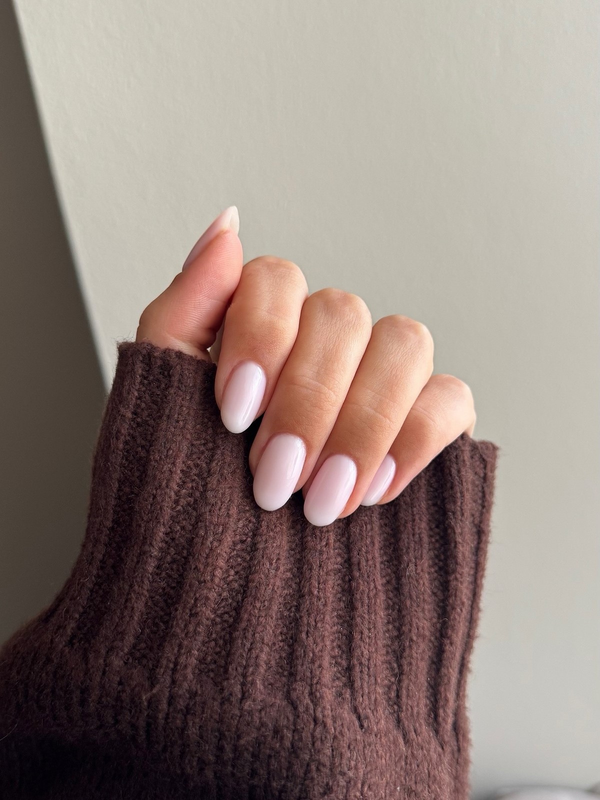 Молочный маникюр на февраль 2026: эстетика чистоты и стиля