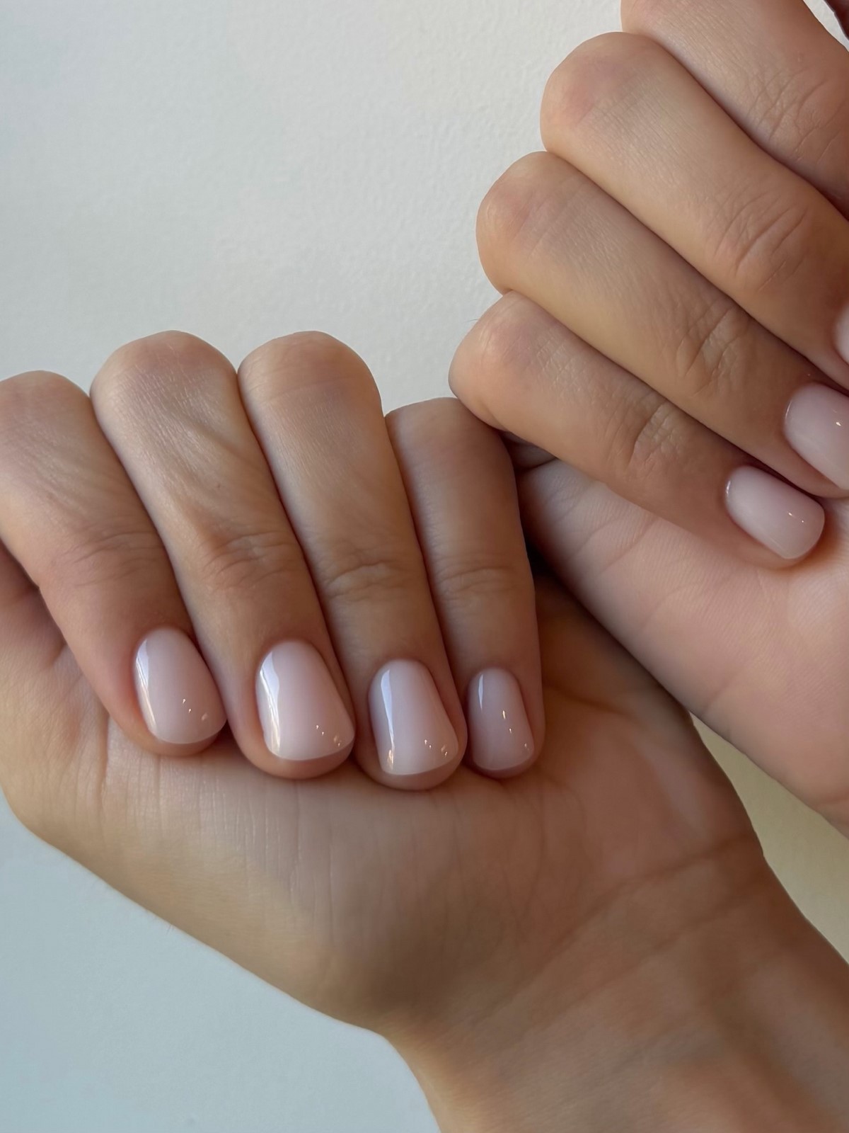 Молочный маникюр на февраль 2026: эстетика чистоты и стиля