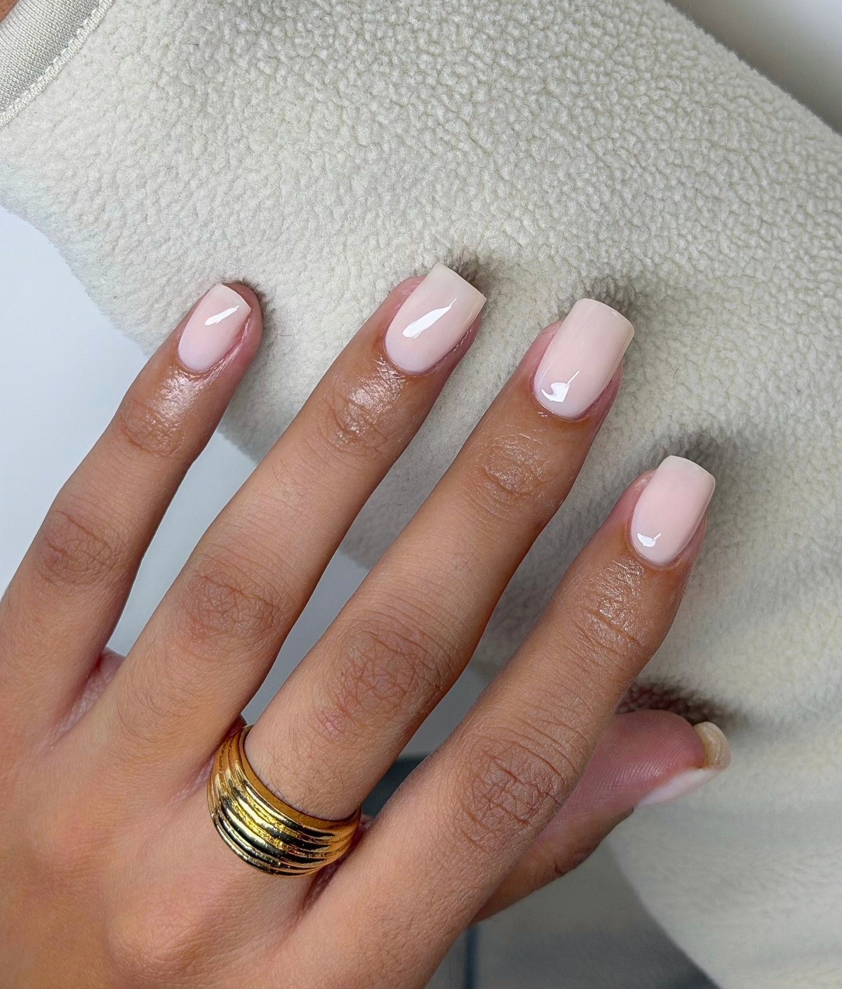 Молочный маникюр на февраль 2026: эстетика чистоты и стиля