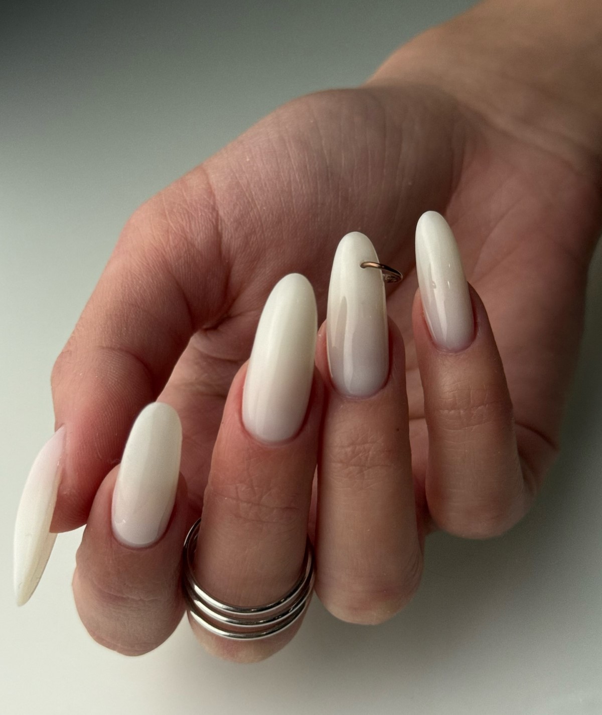 Молочный маникюр на февраль 2026: эстетика чистоты и стиля