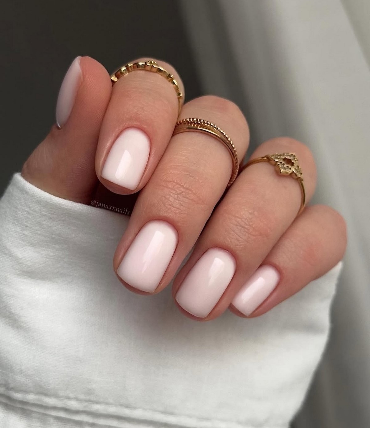 Молочный маникюр на февраль 2026: эстетика чистоты и стиля