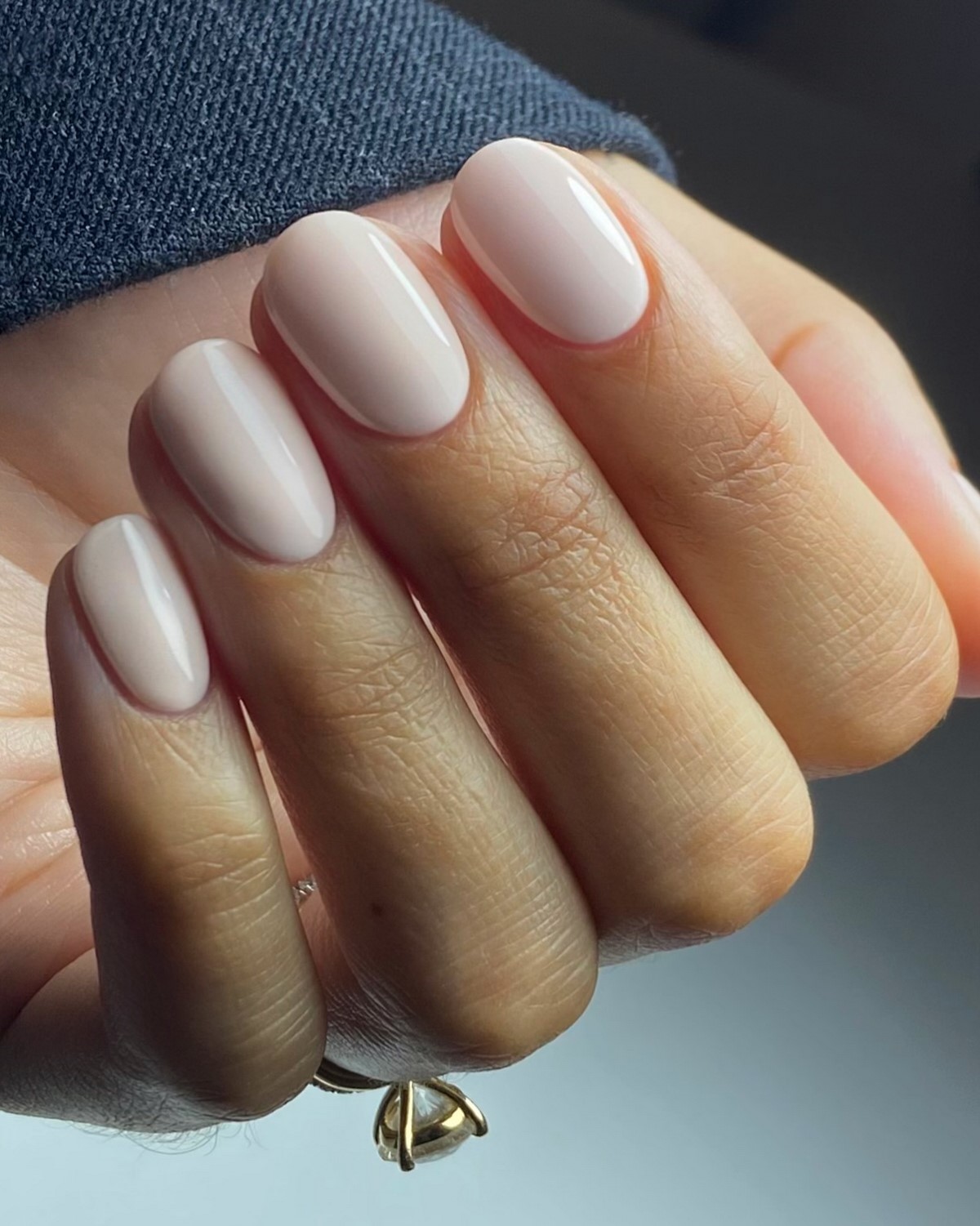 Молочный маникюр на февраль 2026: эстетика чистоты и стиля