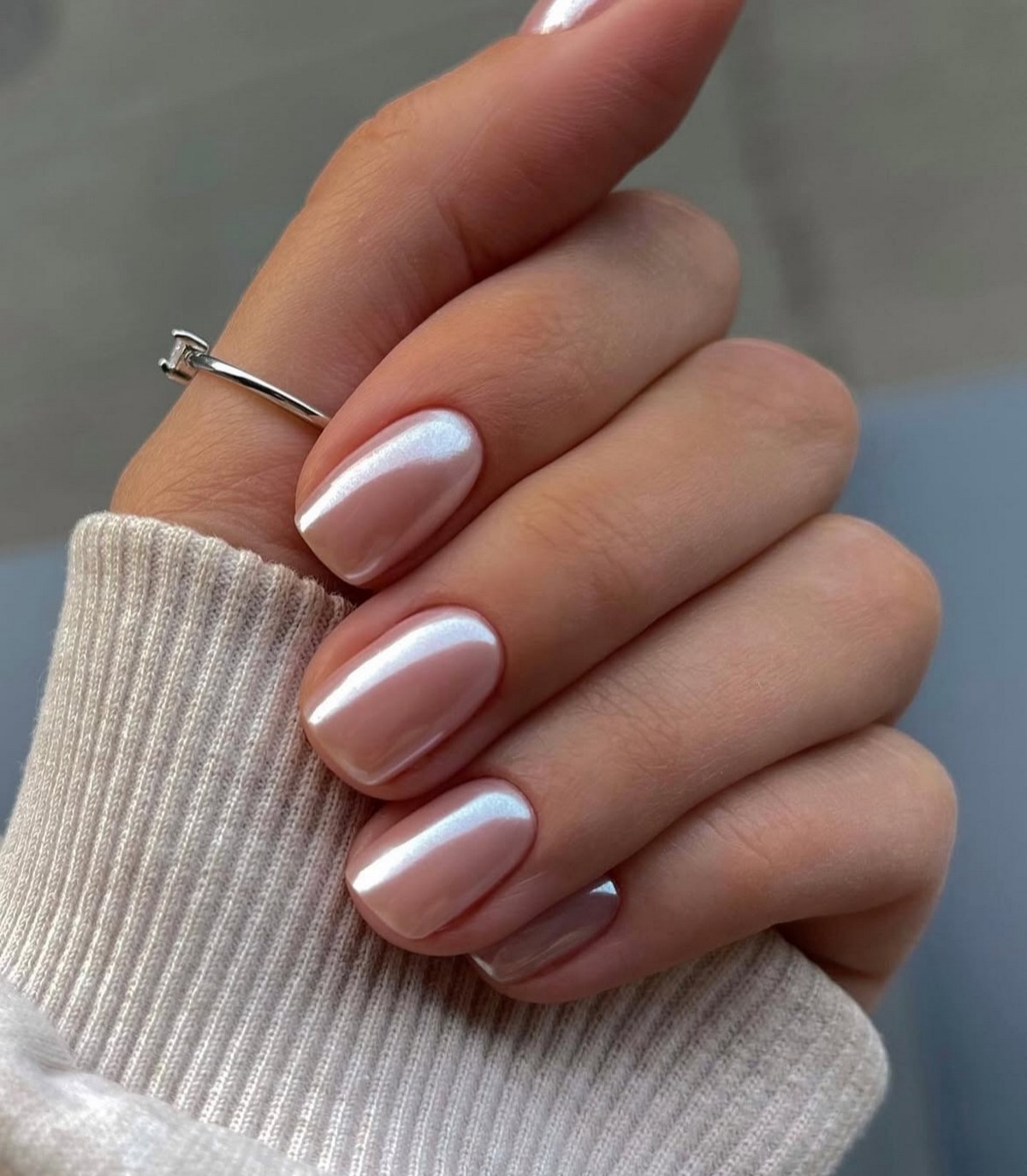 Нежное сияние на ногтях зимой 2026 – тренд, который смотрится дорого