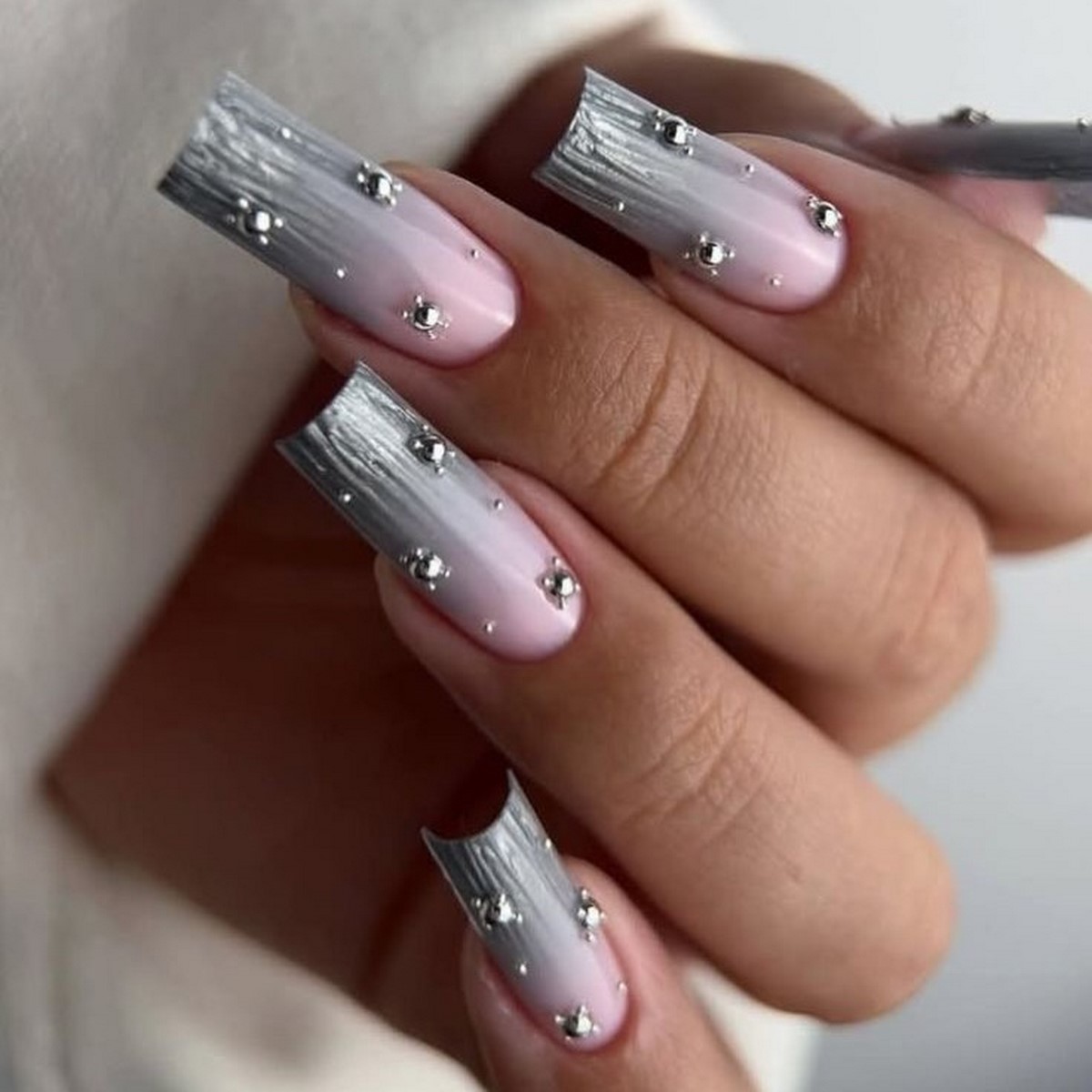 Нежное сияние на ногтях зимой 2026 – тренд, который смотрится дорого