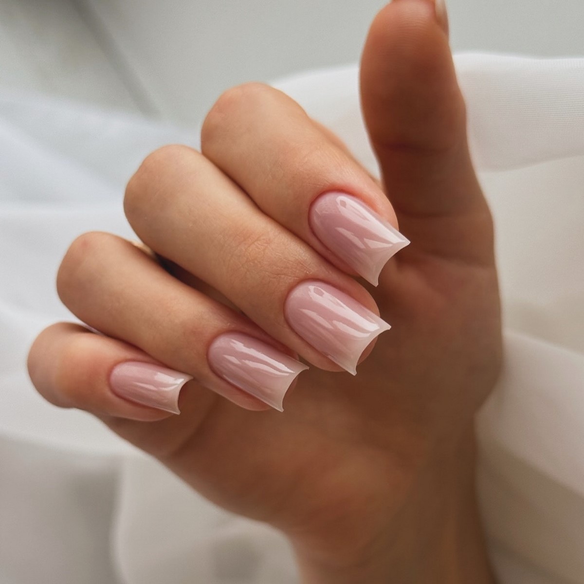 Нежное сияние на ногтях зимой 2026 – тренд, который смотрится дорого