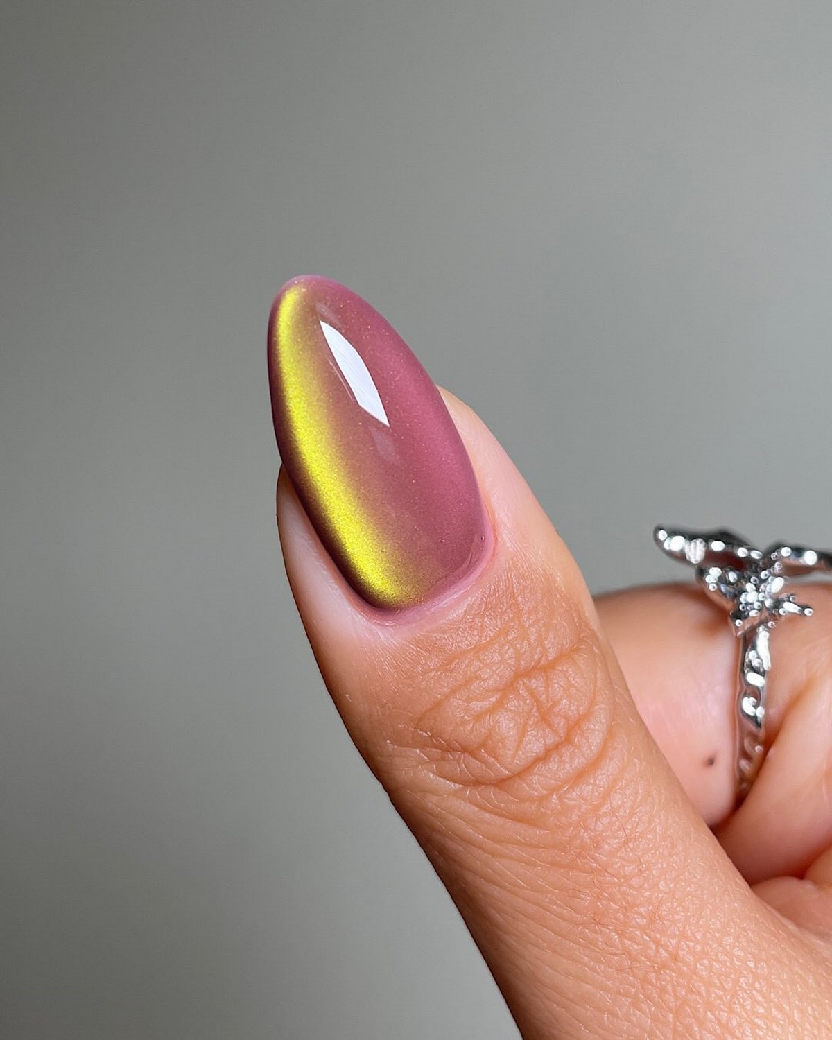 Нежное сияние на ногтях зимой 2026 – тренд, который смотрится дорого