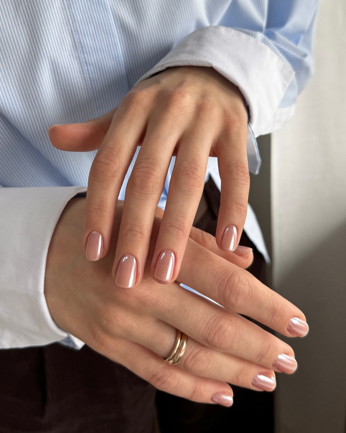 Нежное сияние на ногтях зимой 2026 – тренд, который смотрится дорого