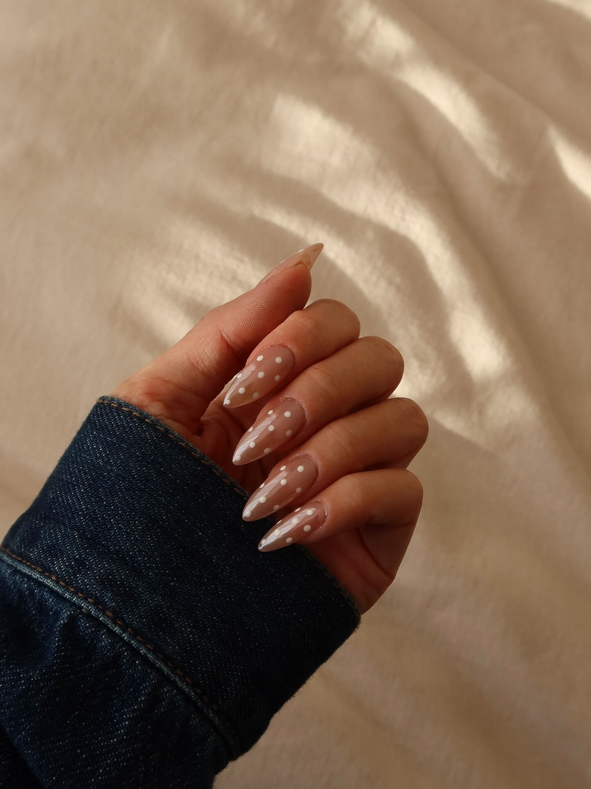 Нежное сияние на ногтях зимой 2026 – тренд, который смотрится дорого