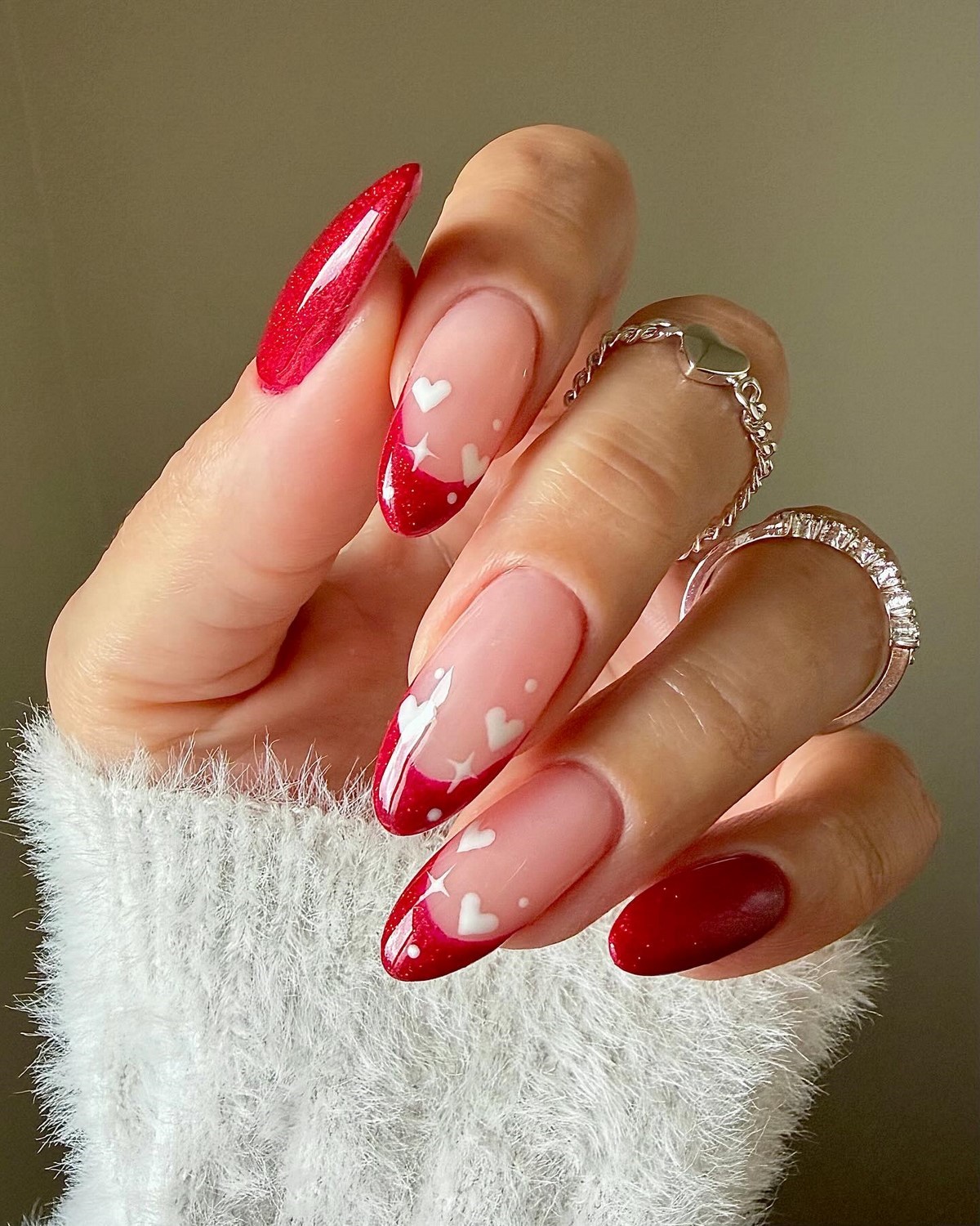 Маникюр с сердечками ко Дню Влюбленных в феврале 2026