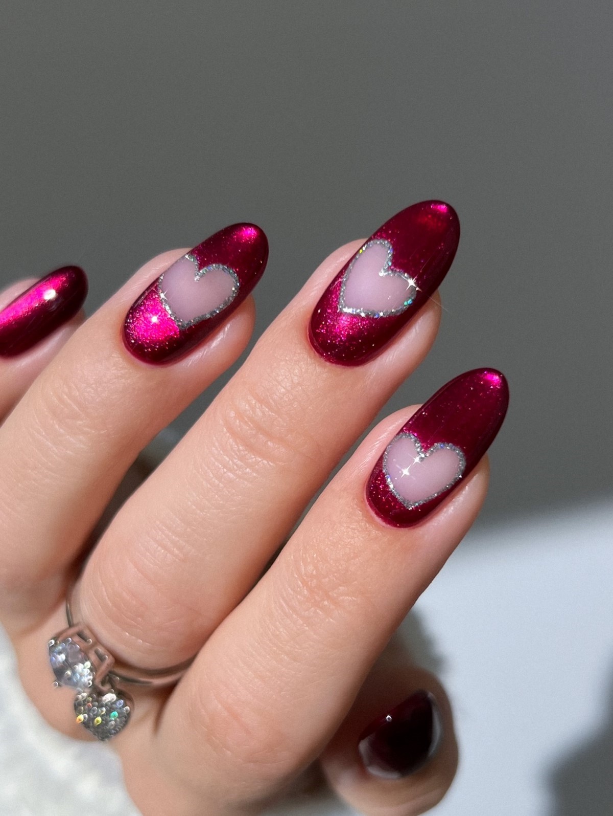 Маникюр с сердечками ко Дню Влюбленных в феврале 2026