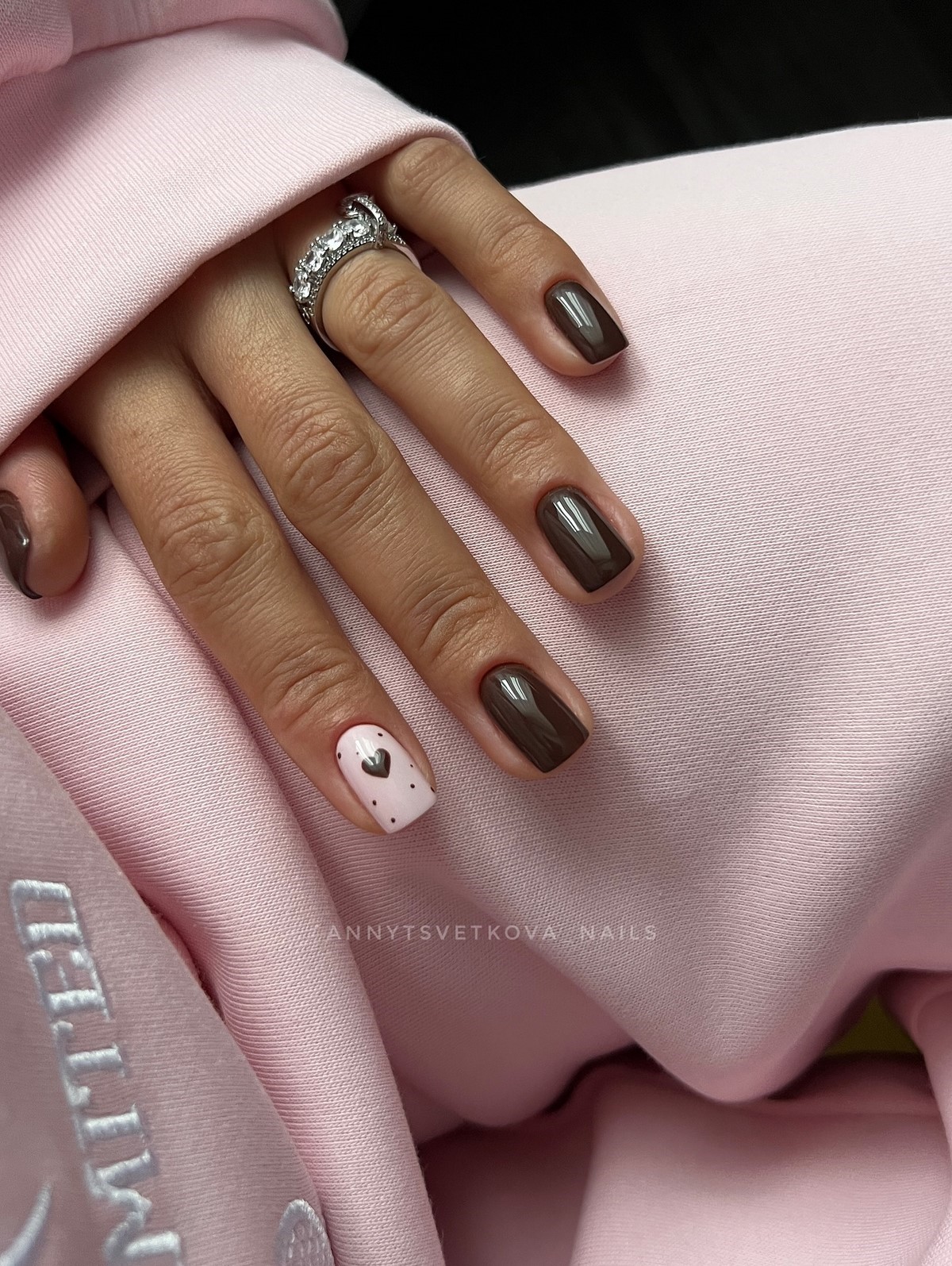 Маникюр с сердечками ко Дню Влюбленных в феврале 2026