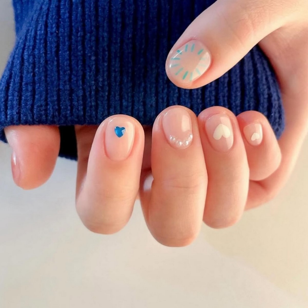 Маникюр с сердечками ко Дню Влюбленных в феврале 2026